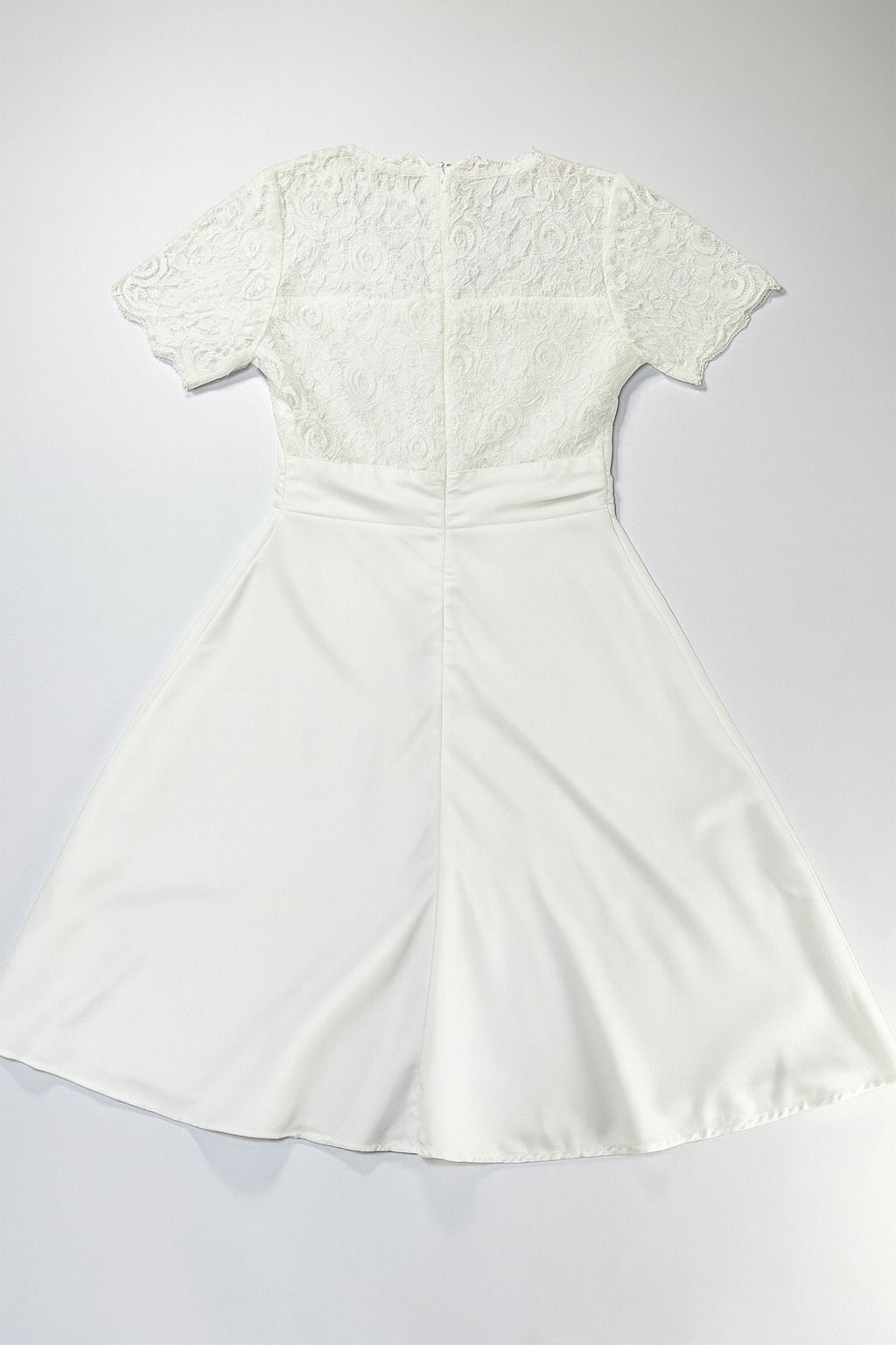 Vestido midi blanco con encaje y botones traseros - Size M_1