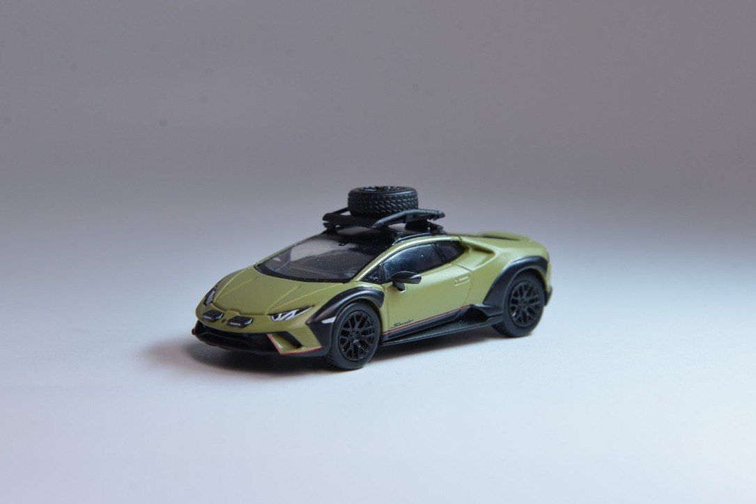 SPARKY MODEL 1/64 LAMBORGHINI HURACÁN STERRATO WITH A ROOF RACK AND A WHEEL - GREEN_1