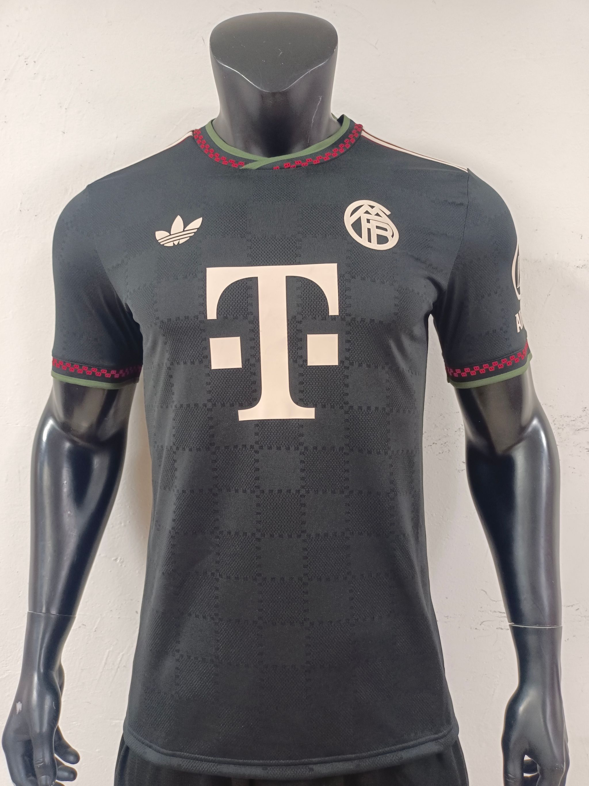FC Bayern 2025/26 Third shirt (Black / Red / Green)_12