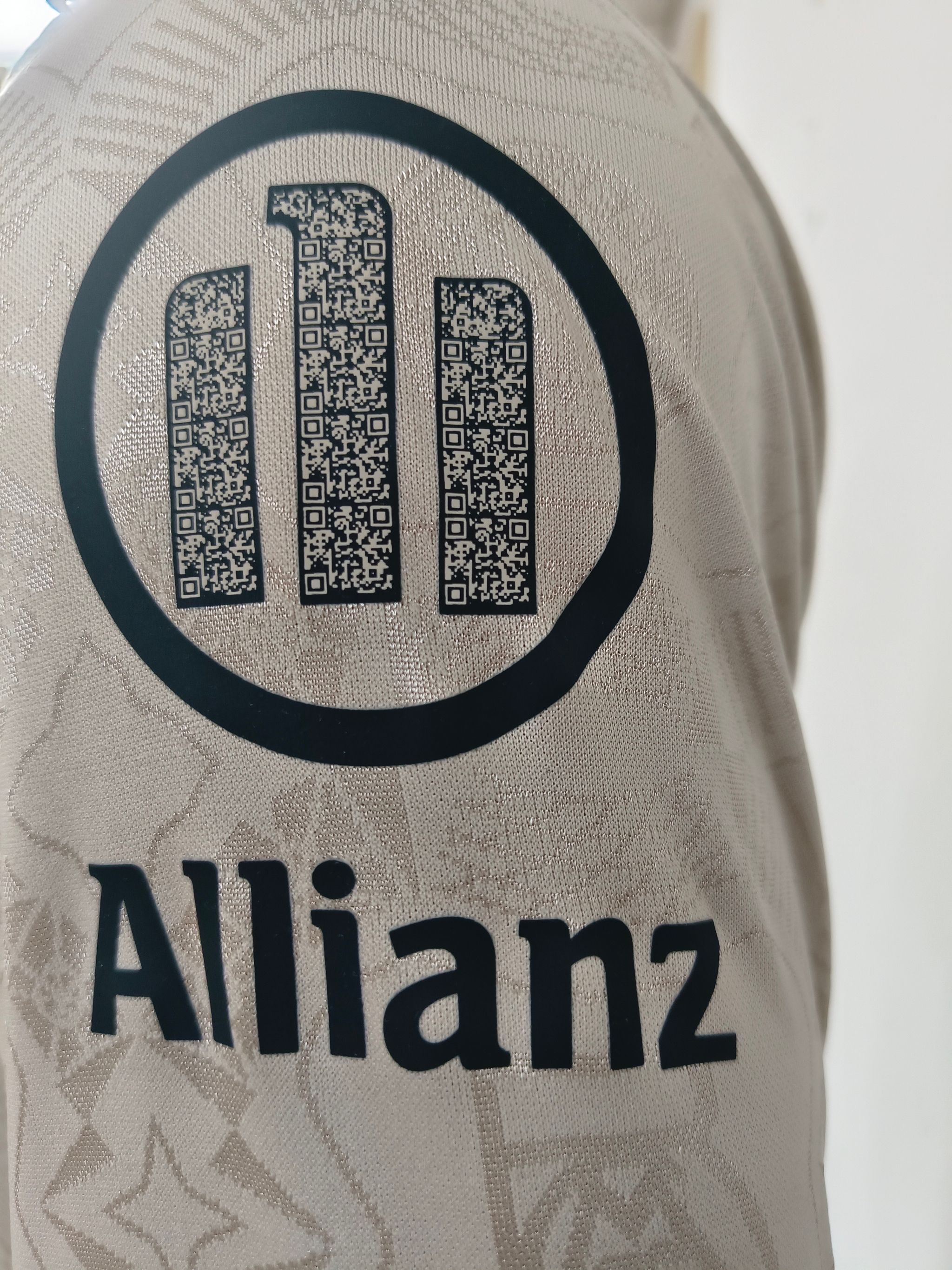 FC Bayern 2025/26 Oktoberfest shirt (Off-white / Green)_4