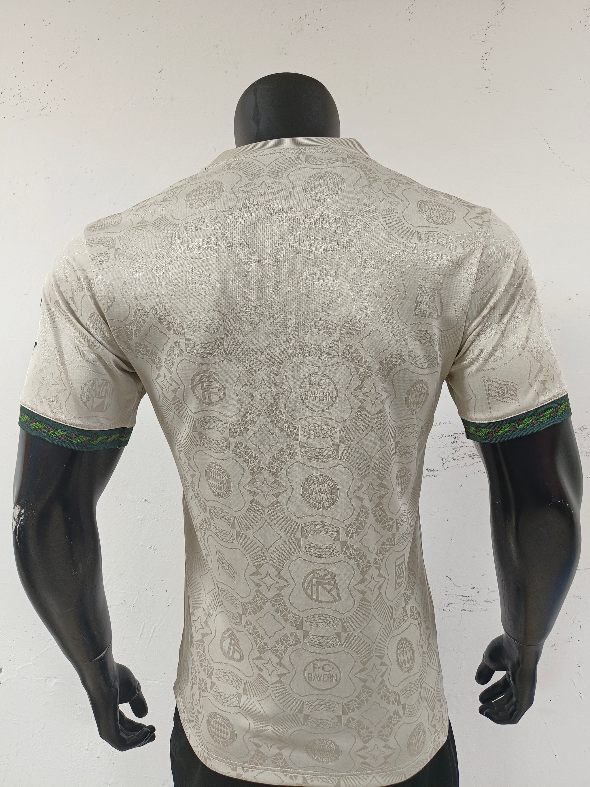 FC Bayern 2025/26 Oktoberfest shirt (Off-white / Green)_1