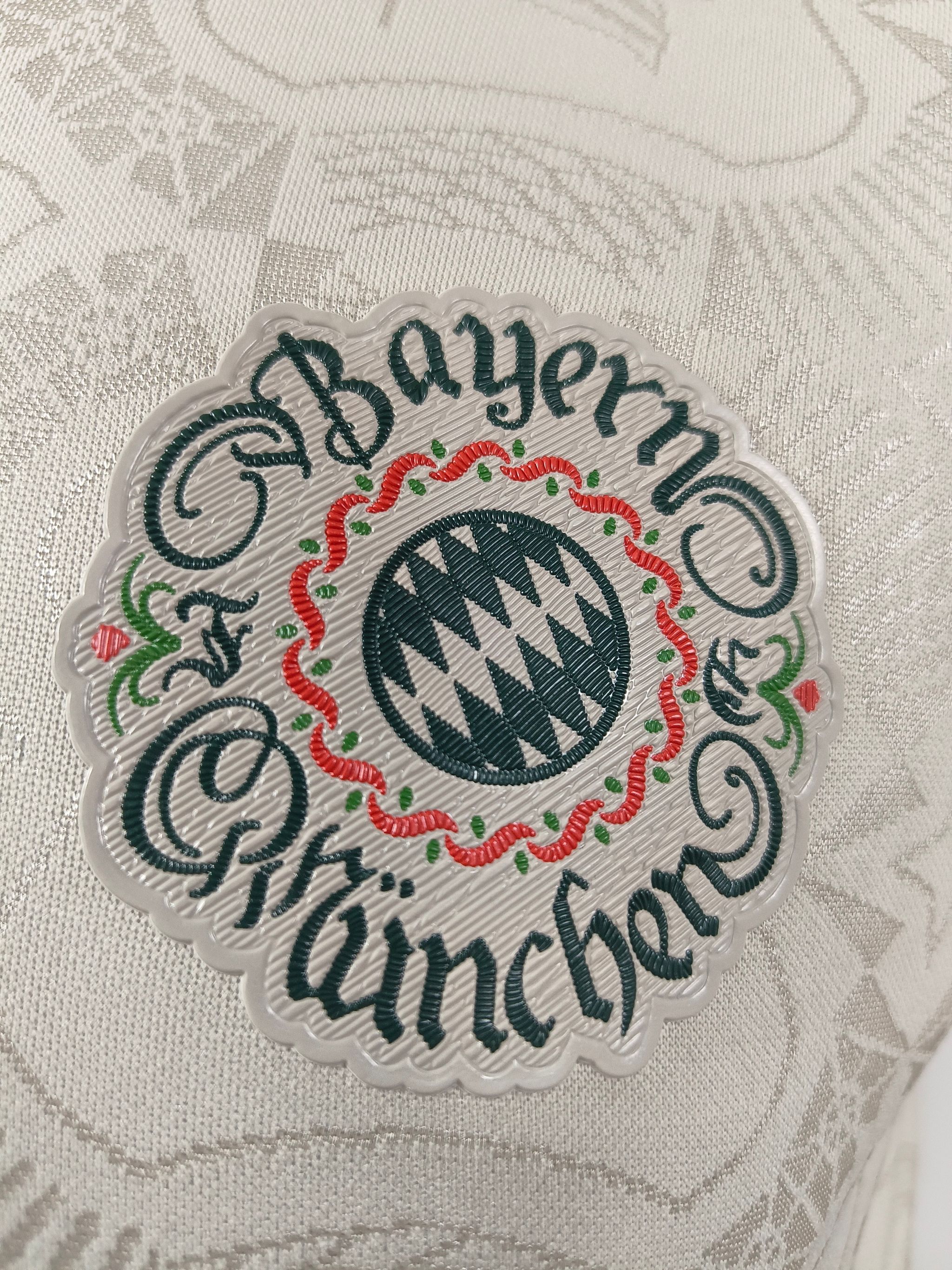 FC Bayern 2025/26 Oktoberfest shirt (Off-white / Green)_3