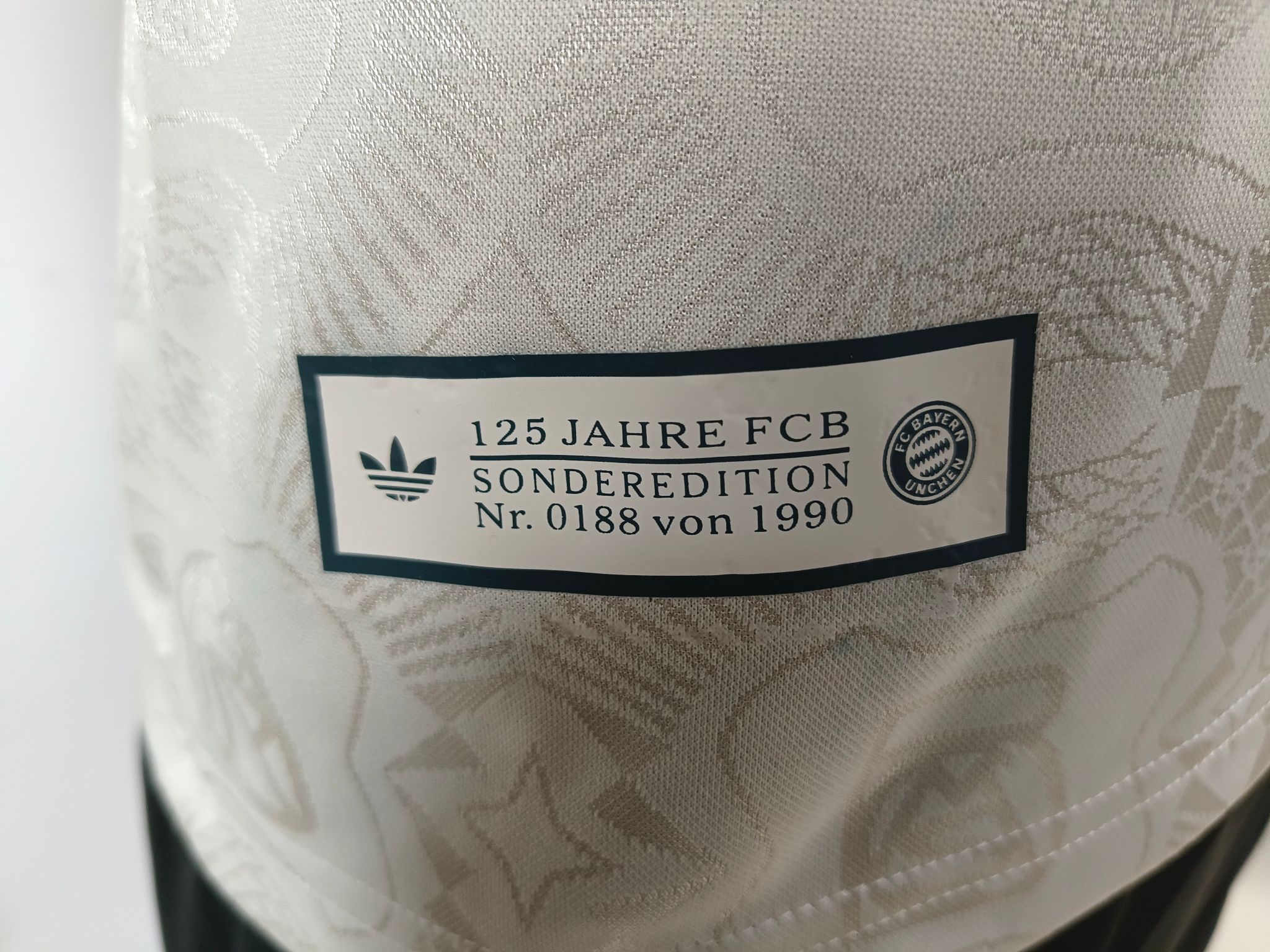 FC Bayern 2025/26 Oktoberfest shirt (Off-white / Green)_5