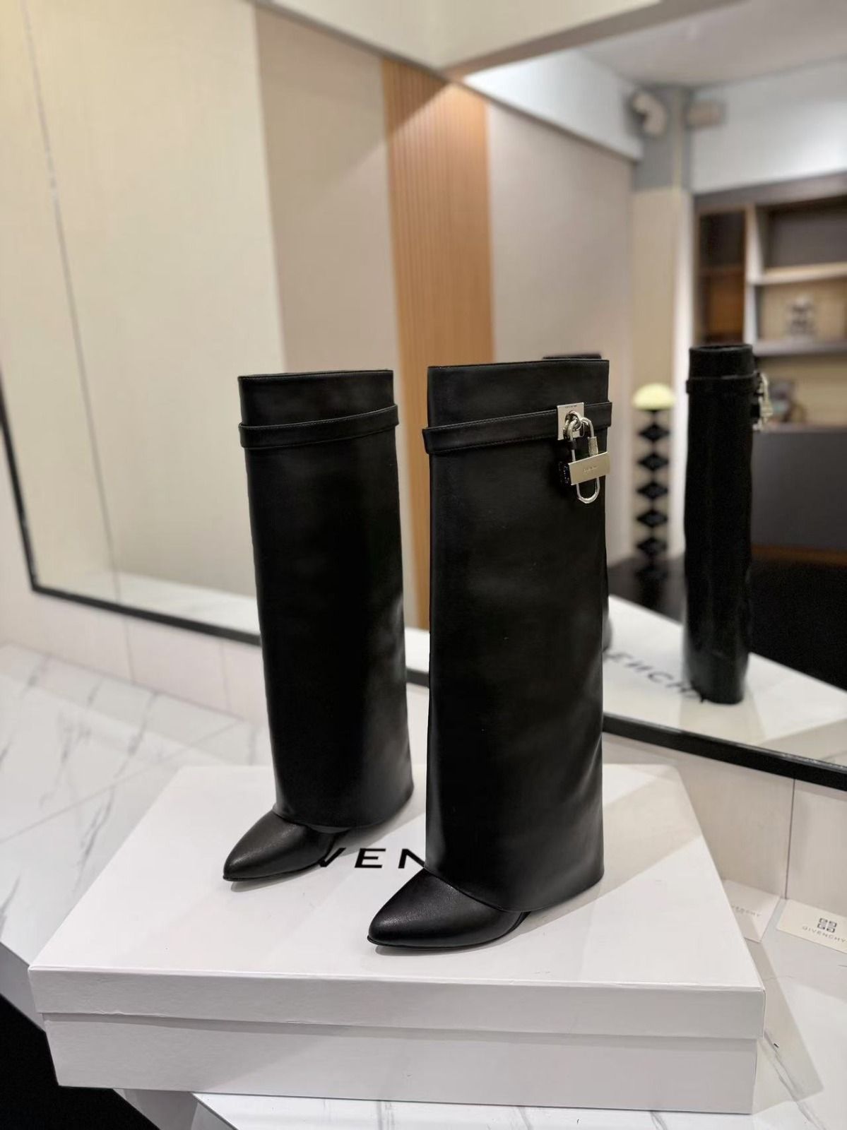 Shark Lock Wide Boots_8
