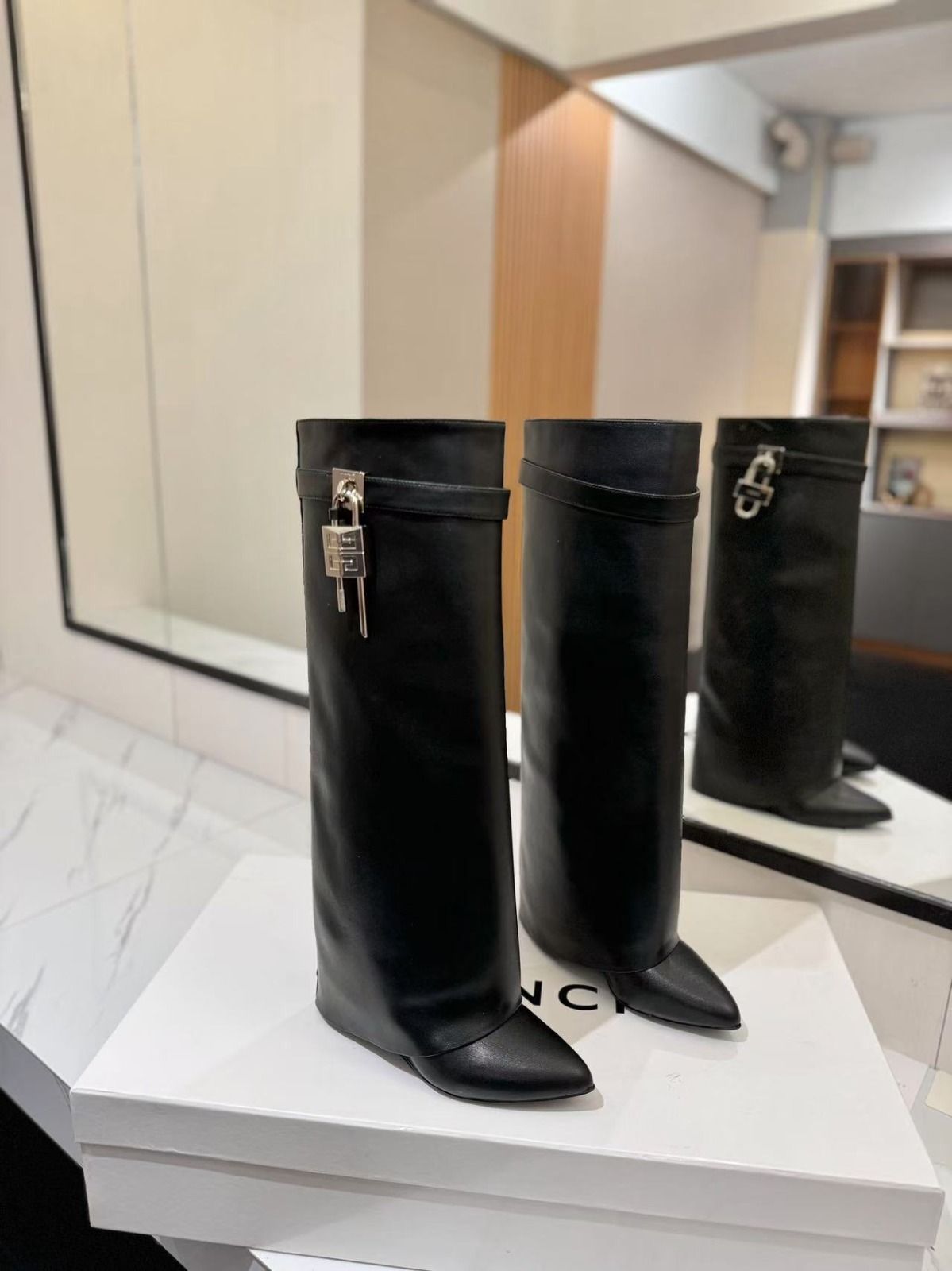 Shark Lock Wide Boots_0