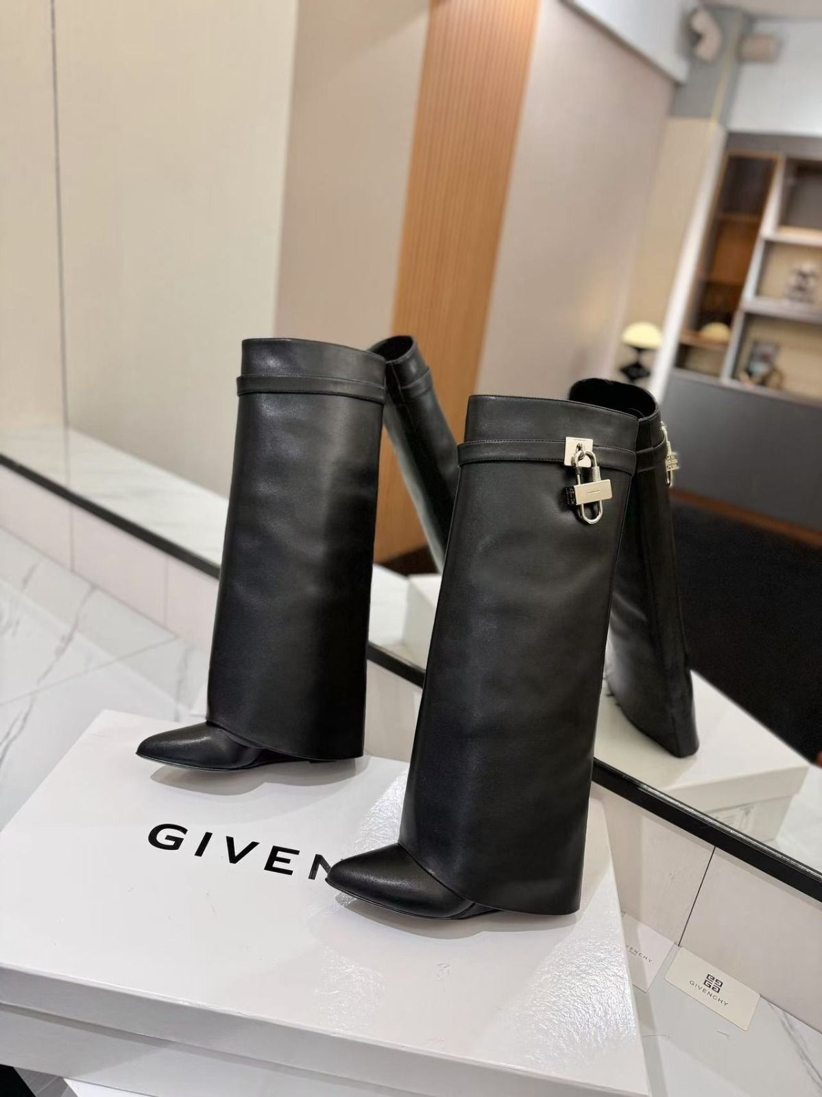 Shark Lock Wide Boots_5