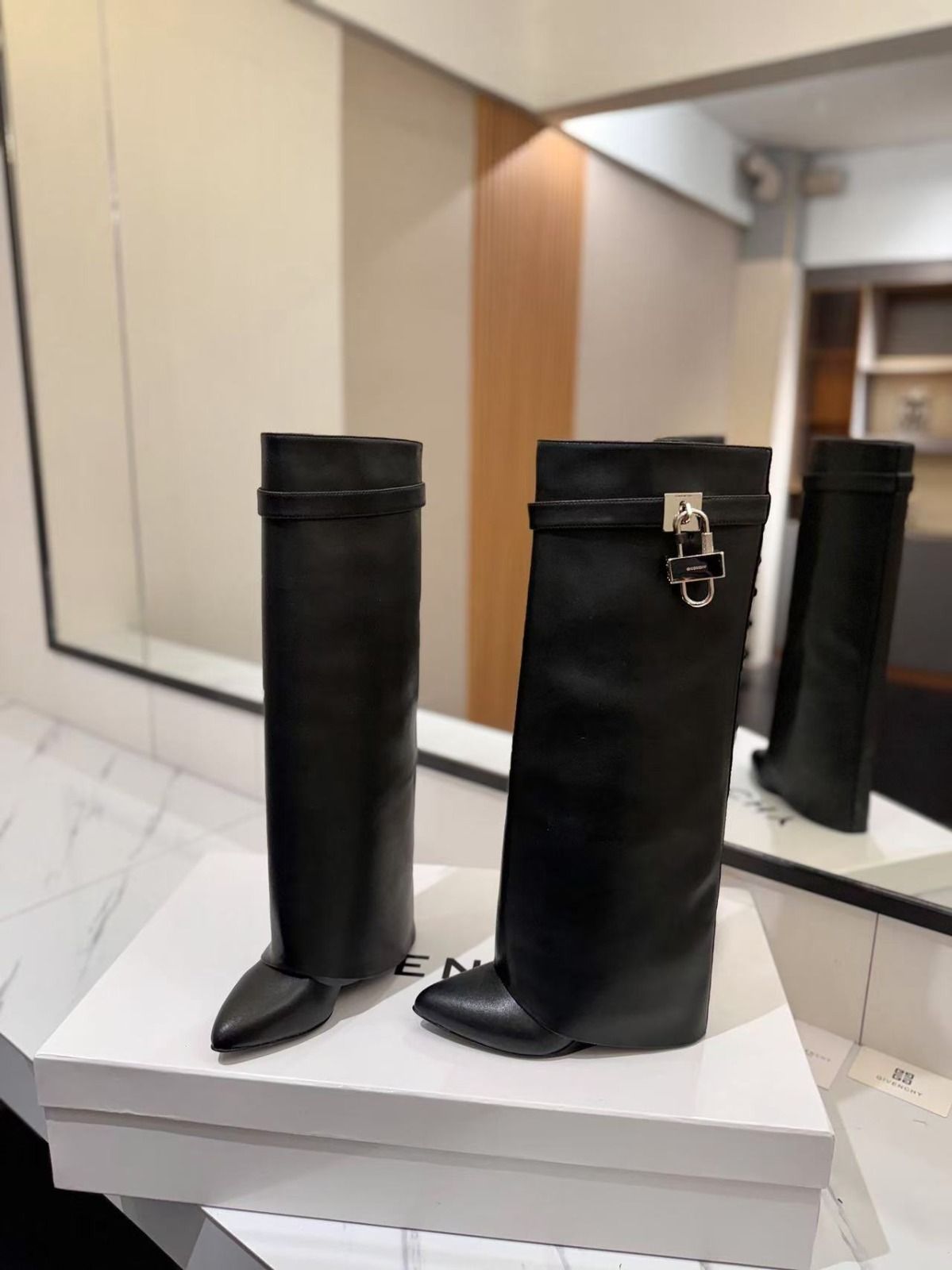 Shark Lock Wide Boots_6