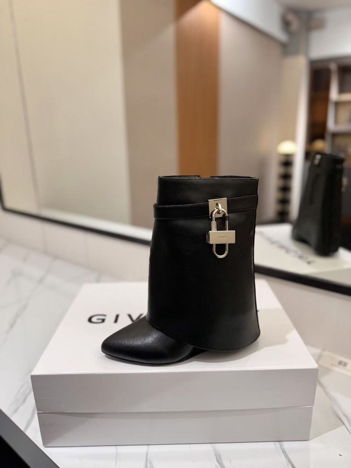 Shark Lock Low Boots_2