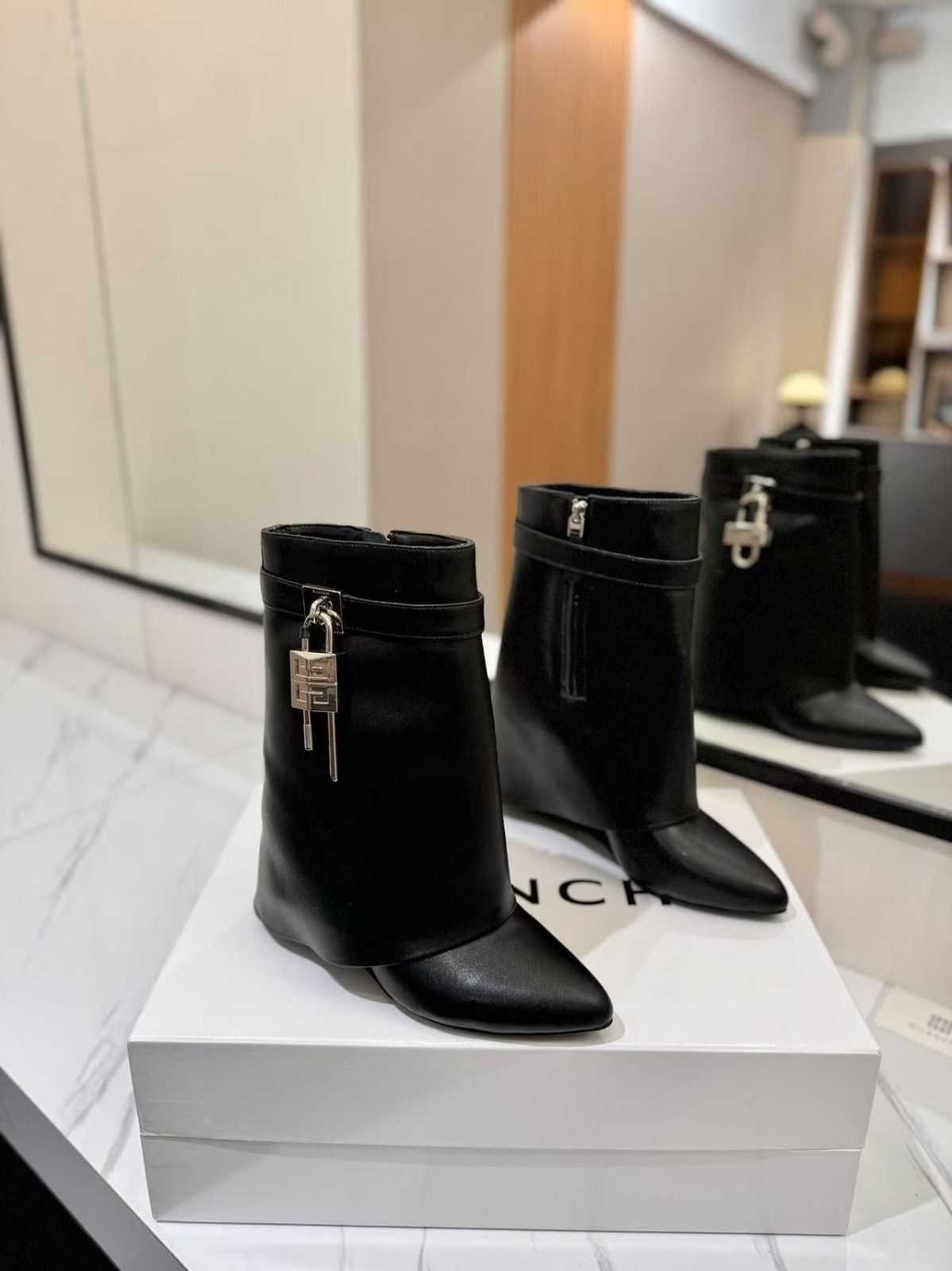 Shark Lock Low Boots_3
