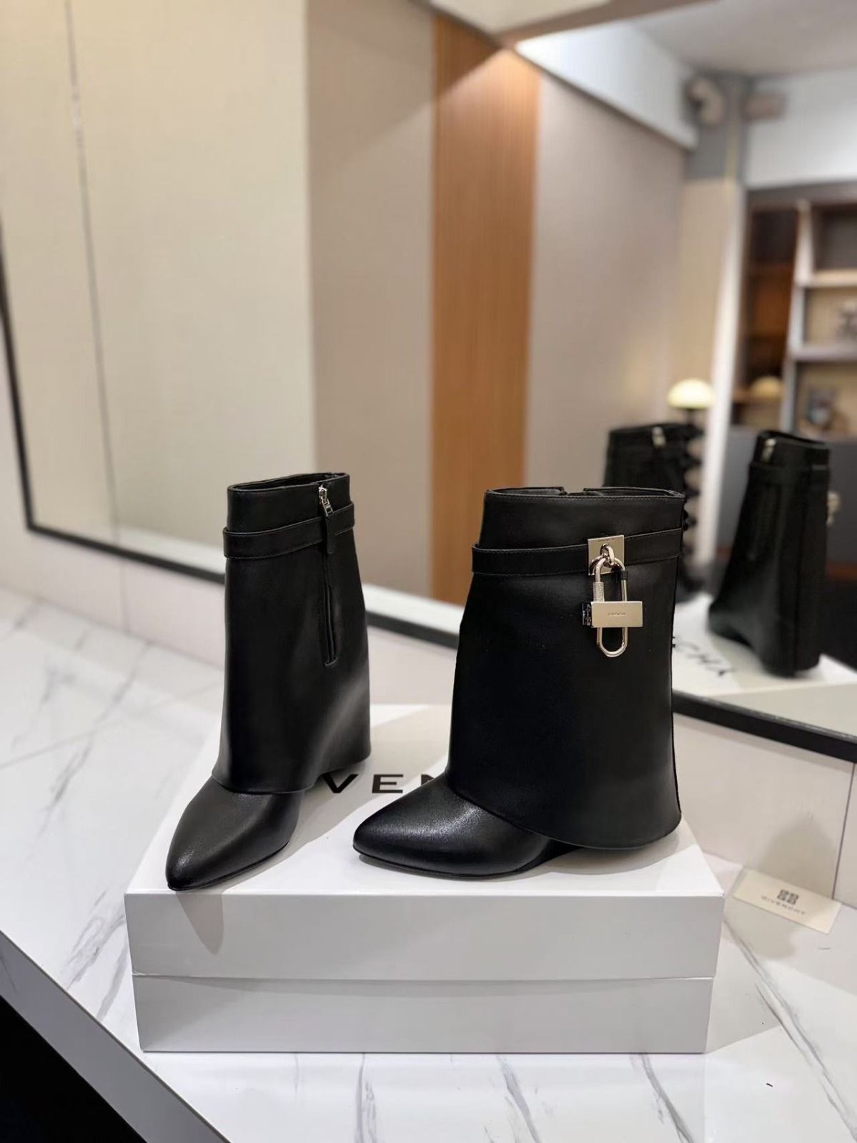 Shark Lock Low Boots_4