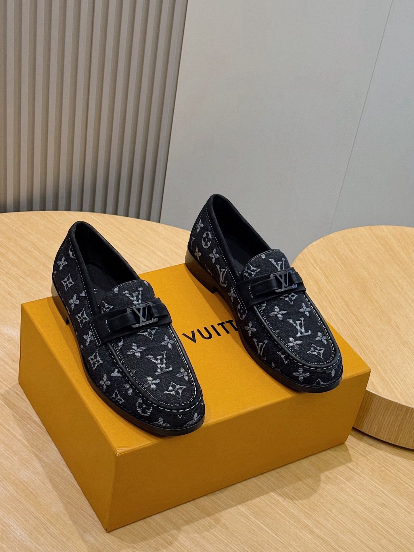 LOUIS VUITTON  _2