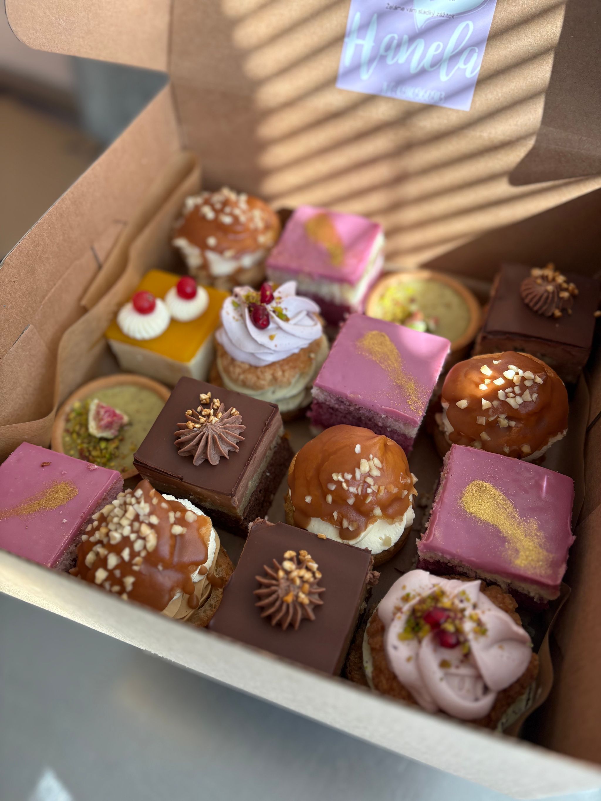 Mix zákuskov 16 ks_0