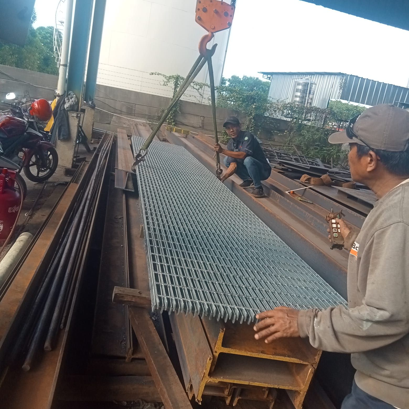 Grating Galvanis 3/16" x 1"x 90cm x 6.00m_4