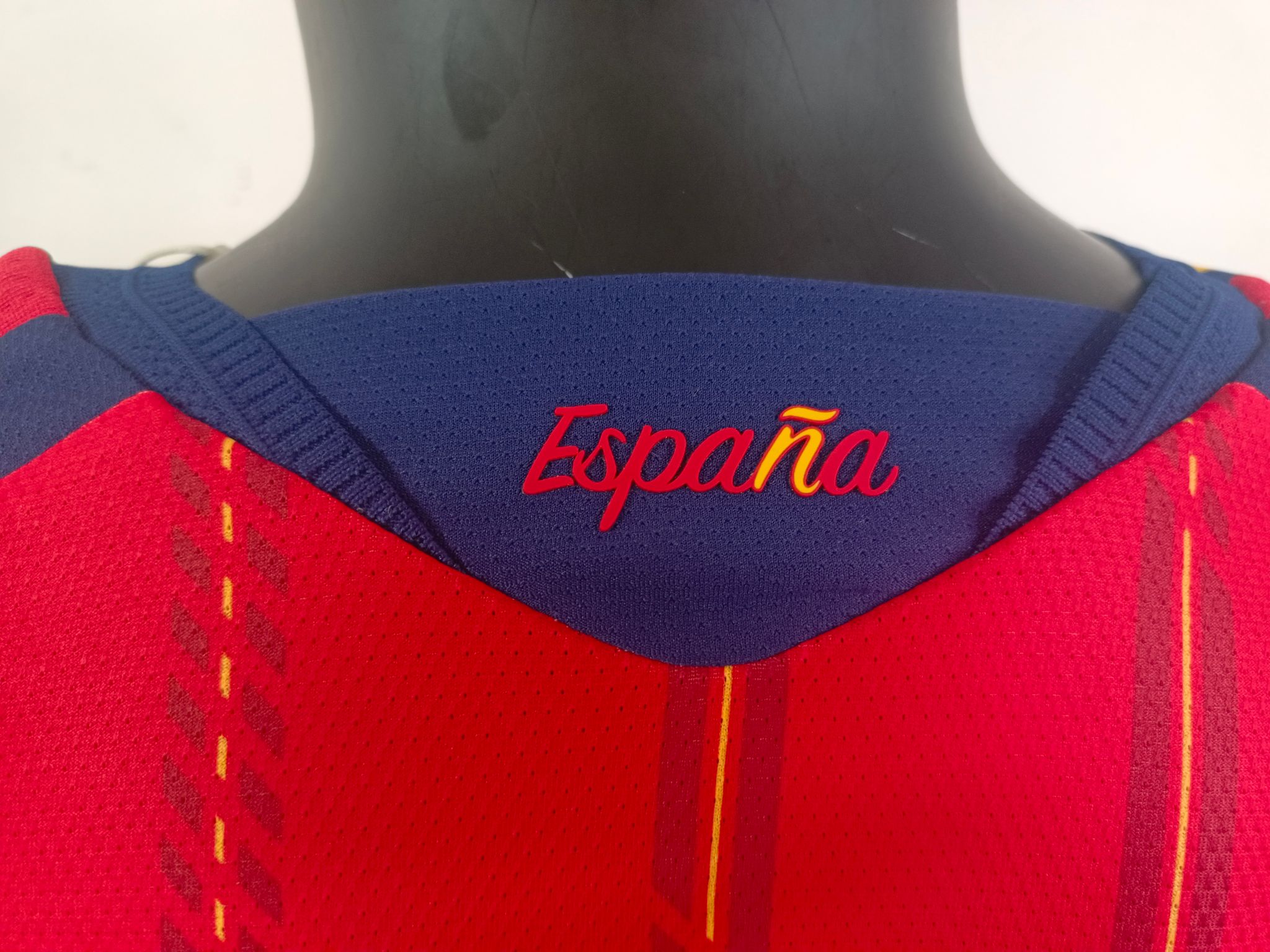 Spain 2026 Home Shirt (Red / Navy / Yellow)_15