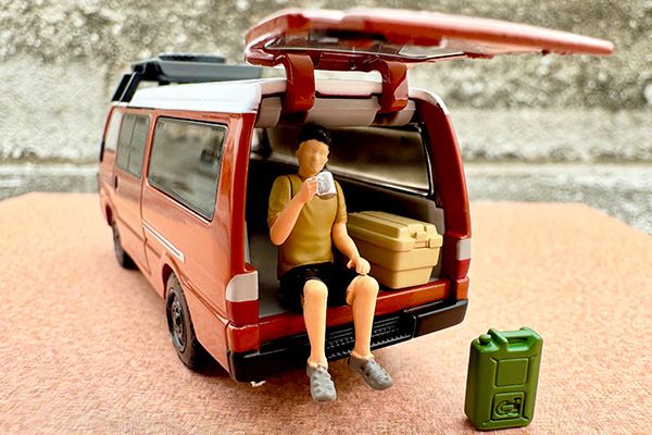 TLVN MODEL 1/64 MAZDA BONGO BRAWNY "CUSTOM" - BROWN WITH FIGURES_4