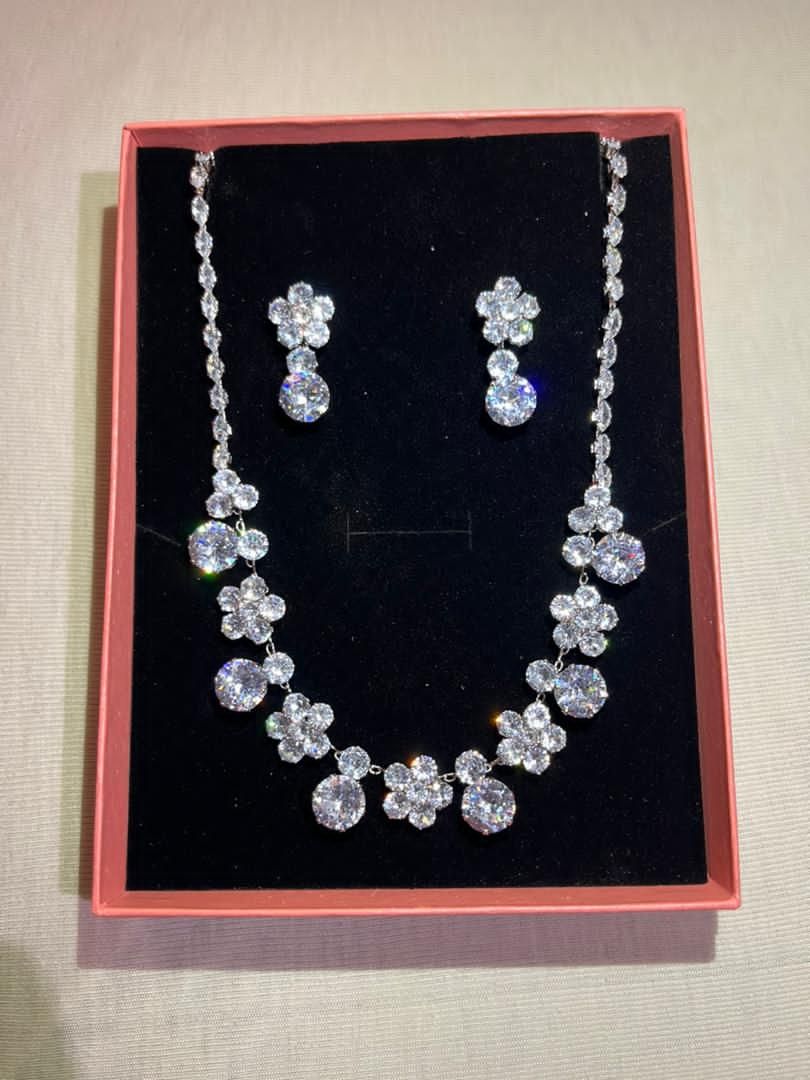 JWLE-0013	diamond ear ring and necklace _1