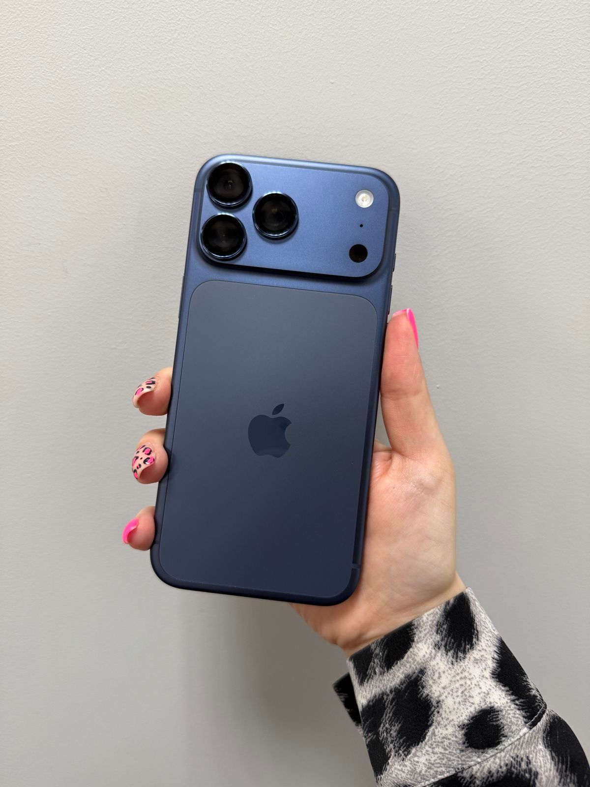 IPhone 17 Pro blue_1