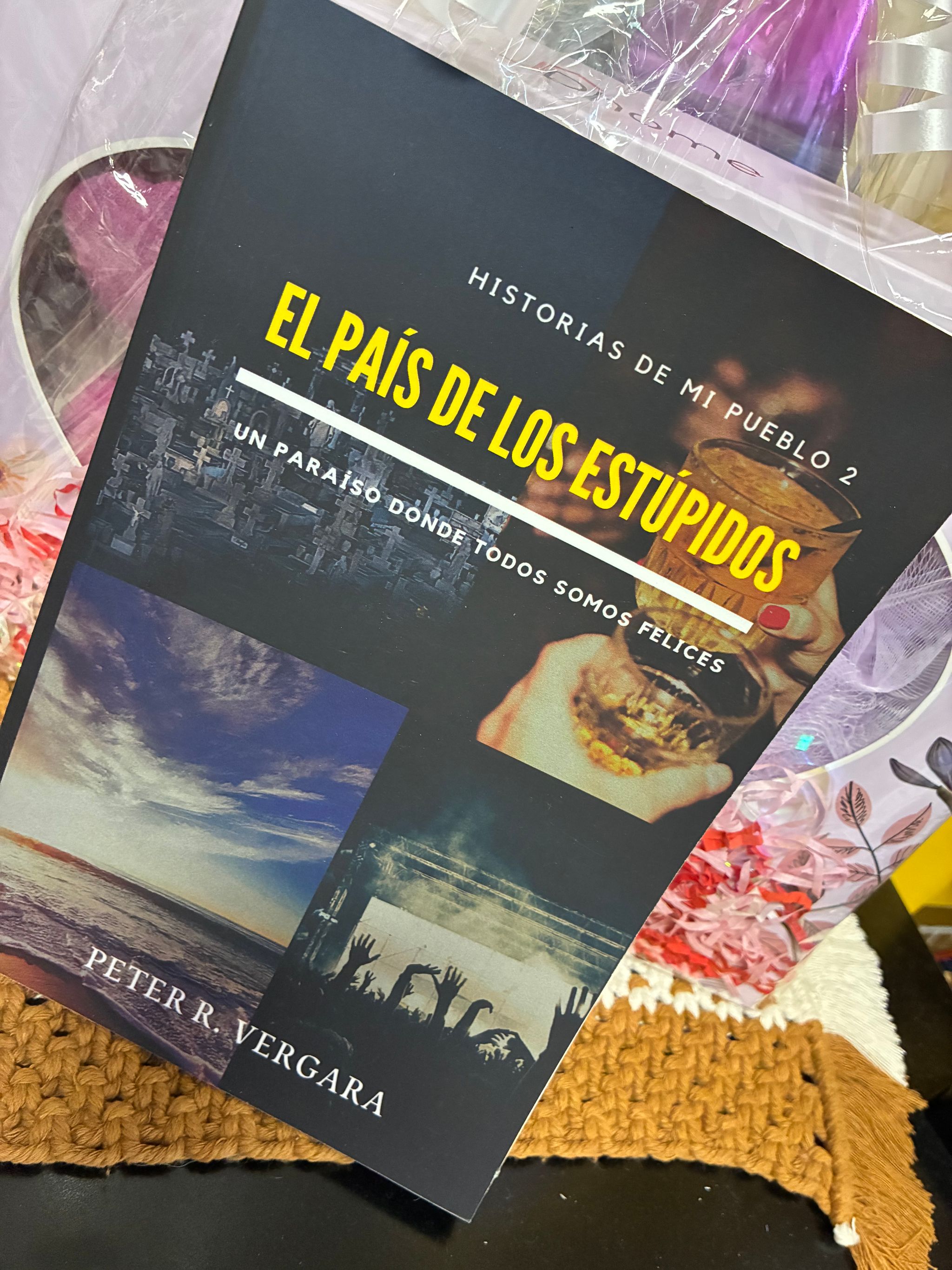 El país de los estúpidos: Una mirada íntima a la decadencia de una sociedad (Historias de mi pueblo) (Spanish Edition)_0