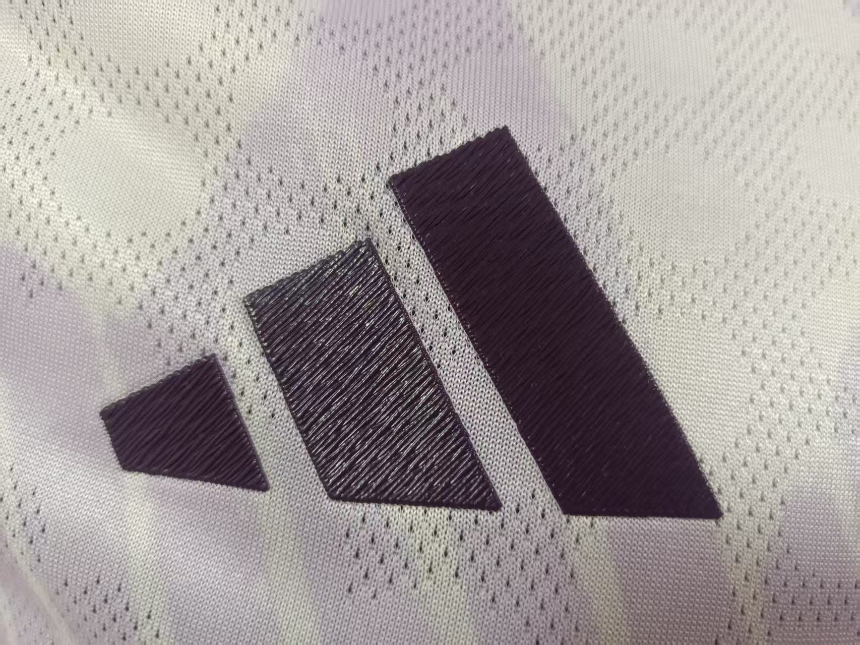 Manchester United 2025/26 Away Shirt (White / Purple / Purple)_2