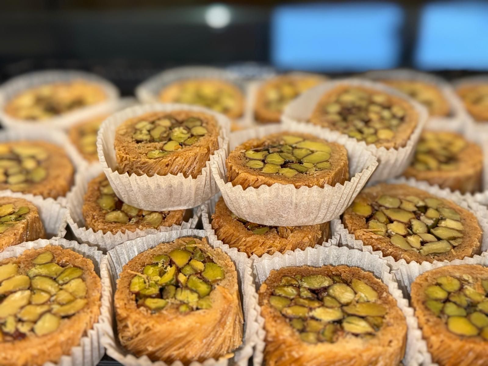 مبرومة بالفستق الحلبي  |  Gerolltes Blätterteig mit Pistazien_0