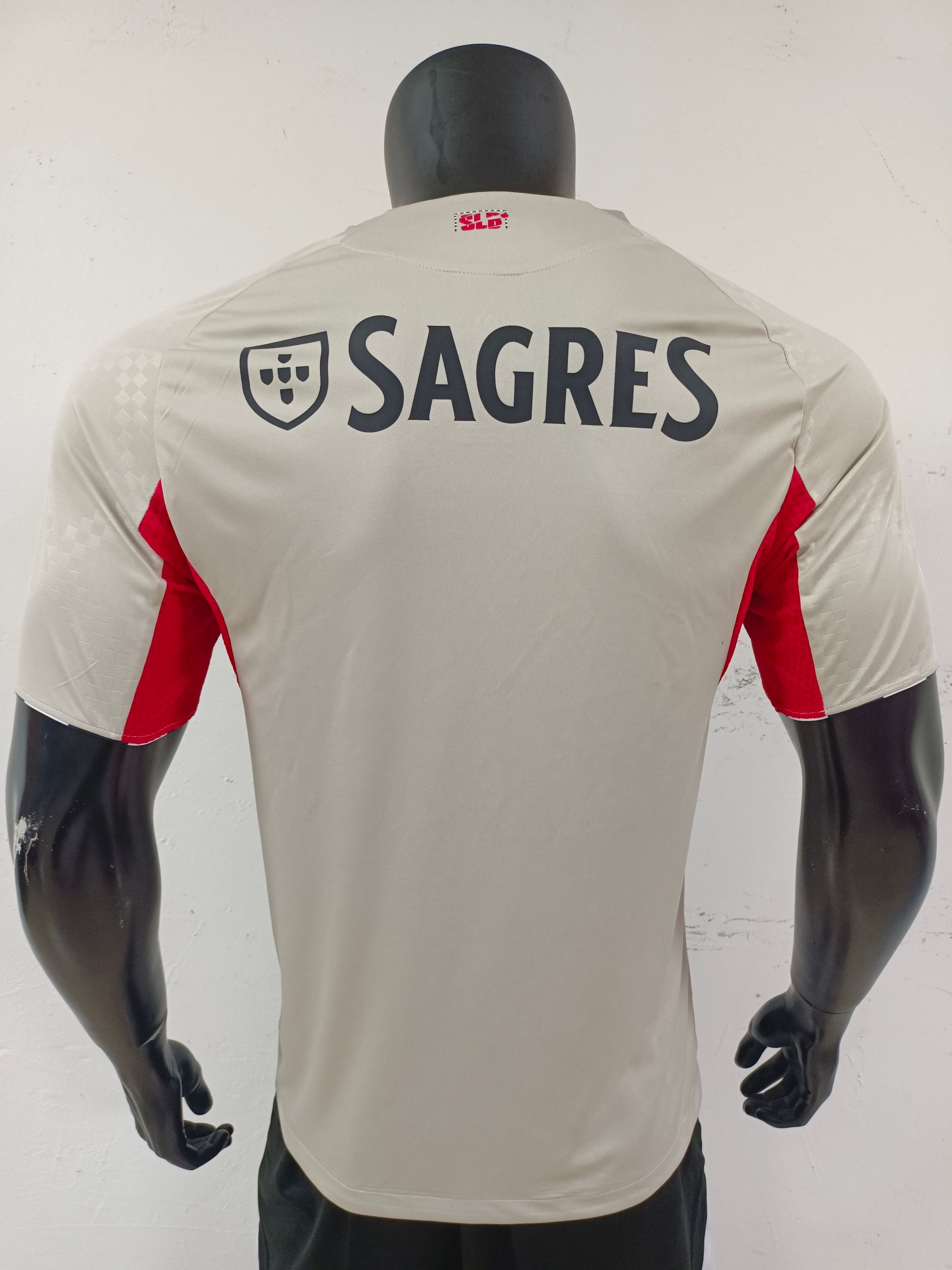 SL Benfica 2025/26 Away Shirt (Off-white / Red / Black)_1