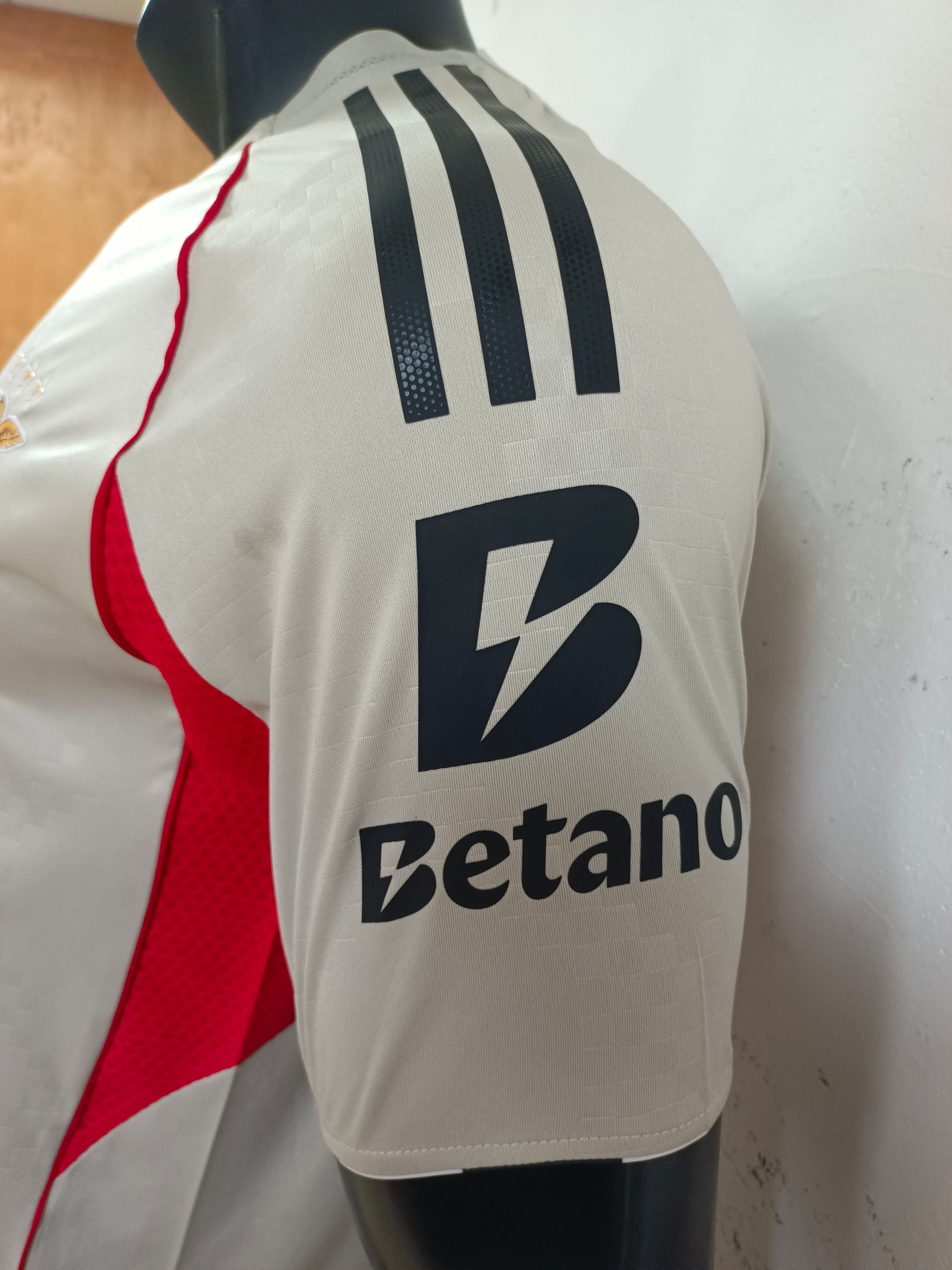 SL Benfica 2025/26 Away Shirt (Off-white / Red / Black)_5