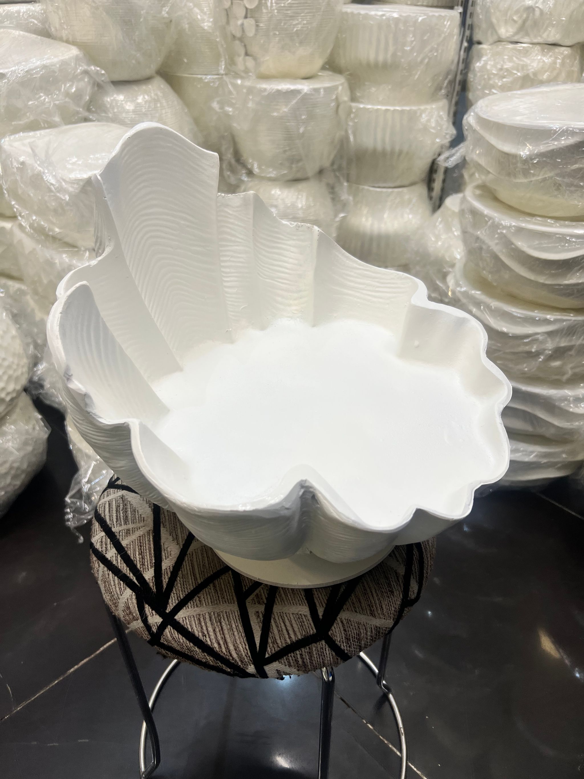 صينية نص صدفيه بقاعده خشب بلون الاوف وايت_1