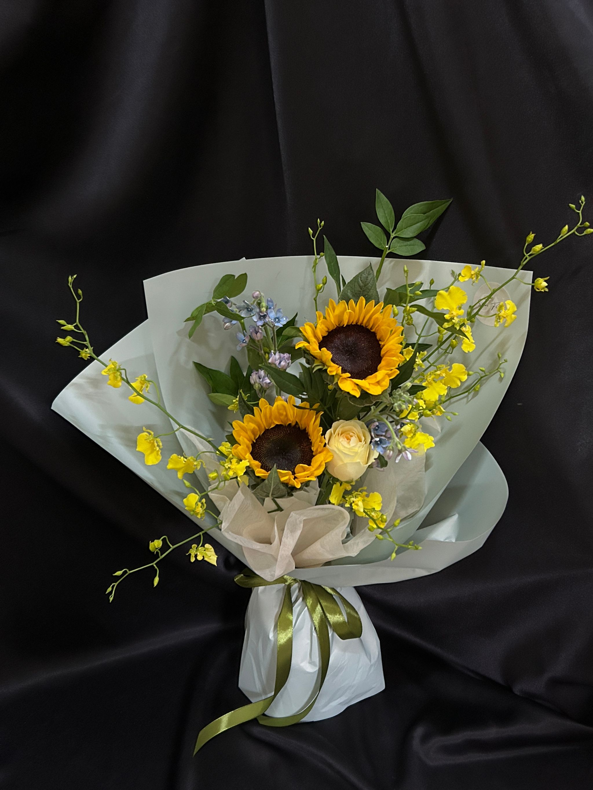 Golden Petals Bouquet_0