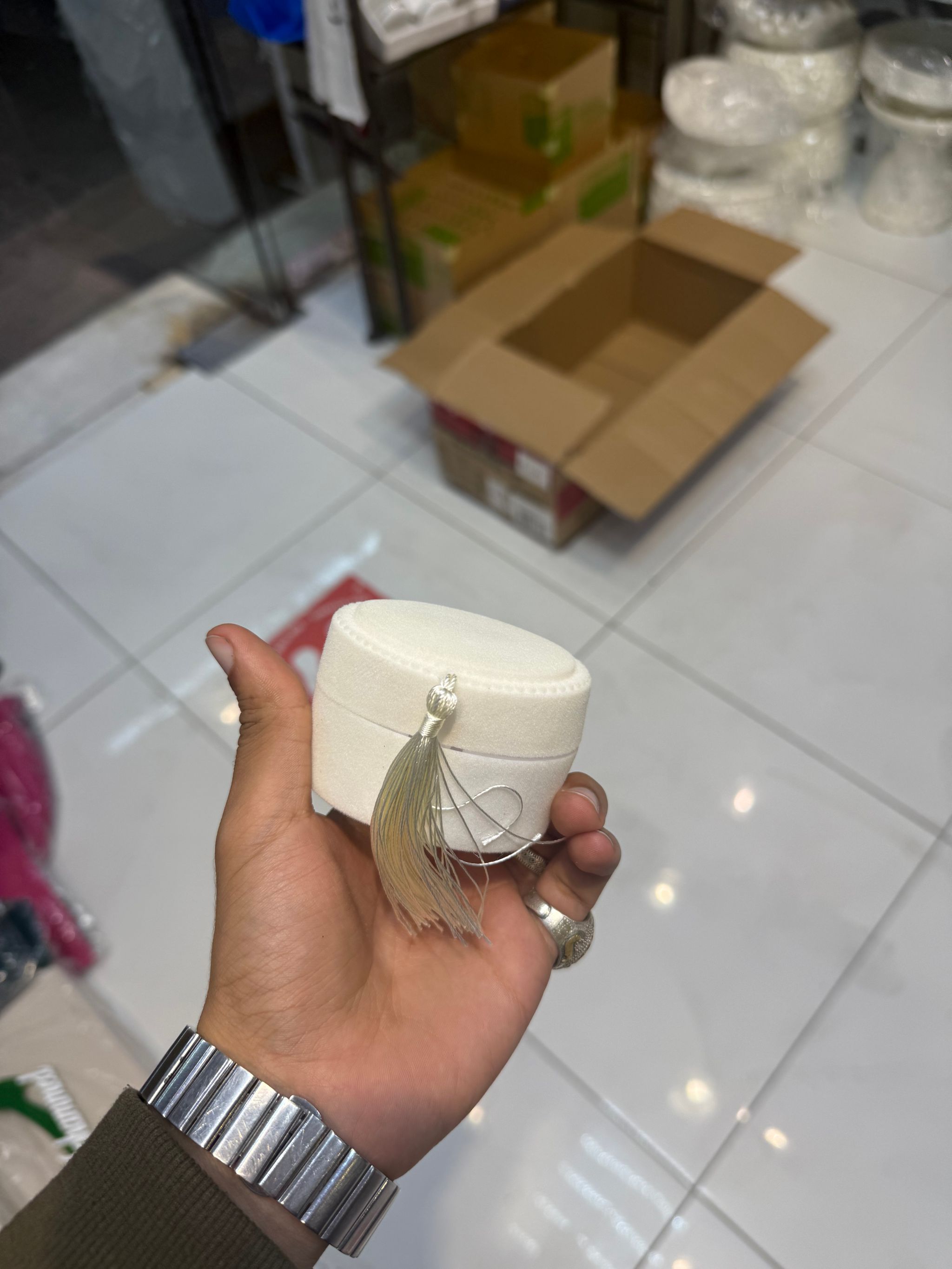 علب مع مسبحه مع كسرة عود عدد12_0