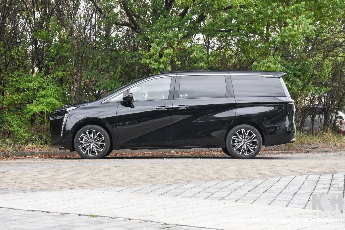 GAC TRUMPCHI E8 2025 NOIR_5