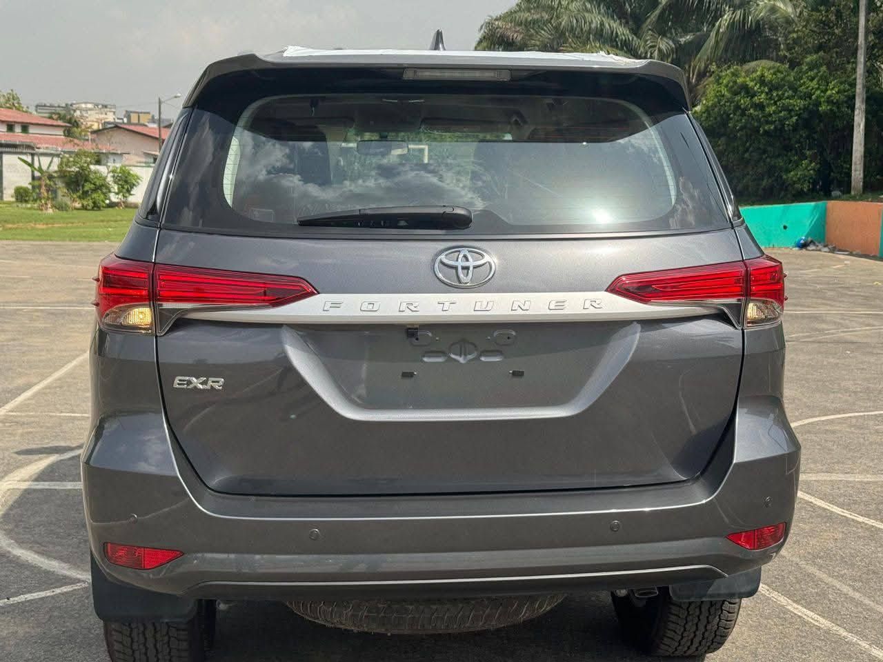 TOYOTA FORTUNER 2017 GRISE_4