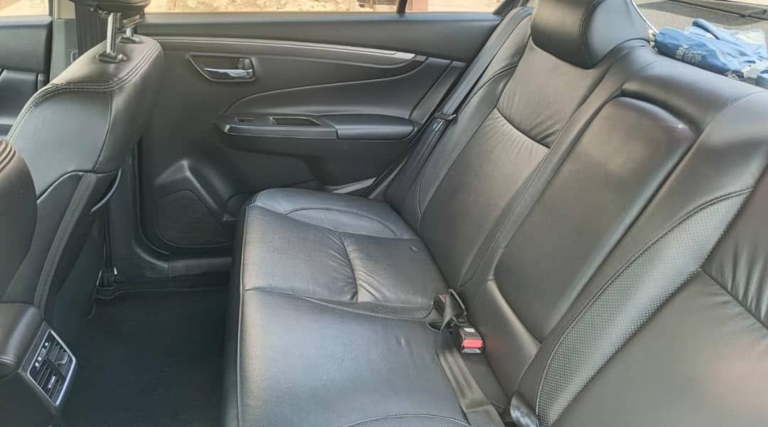 SUZUKI CIAZ 2023 GRISE_9