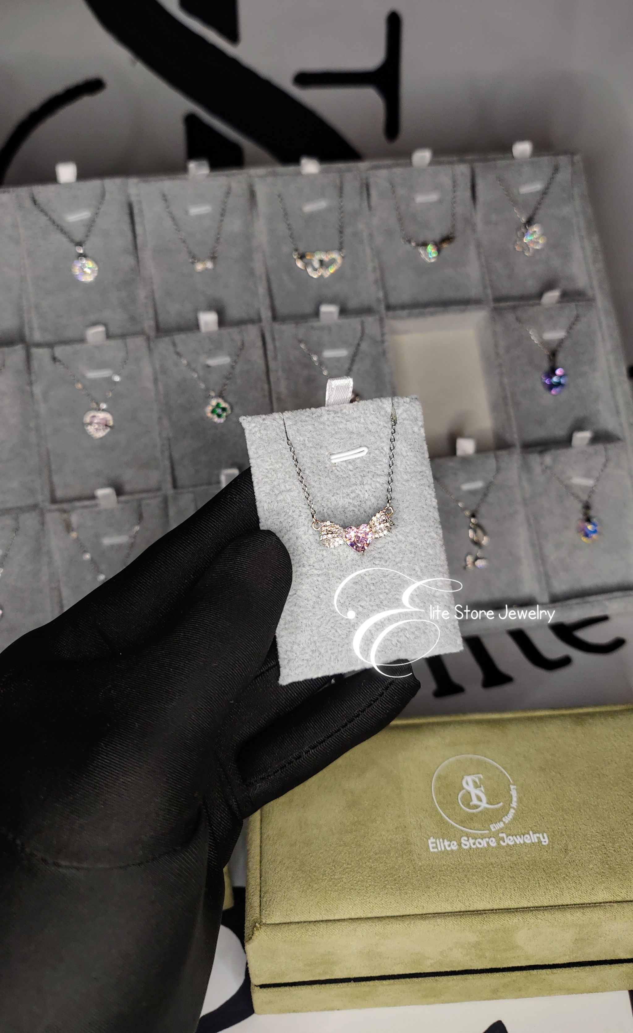 Collier argenté avec noeud et petit cœur rose_0