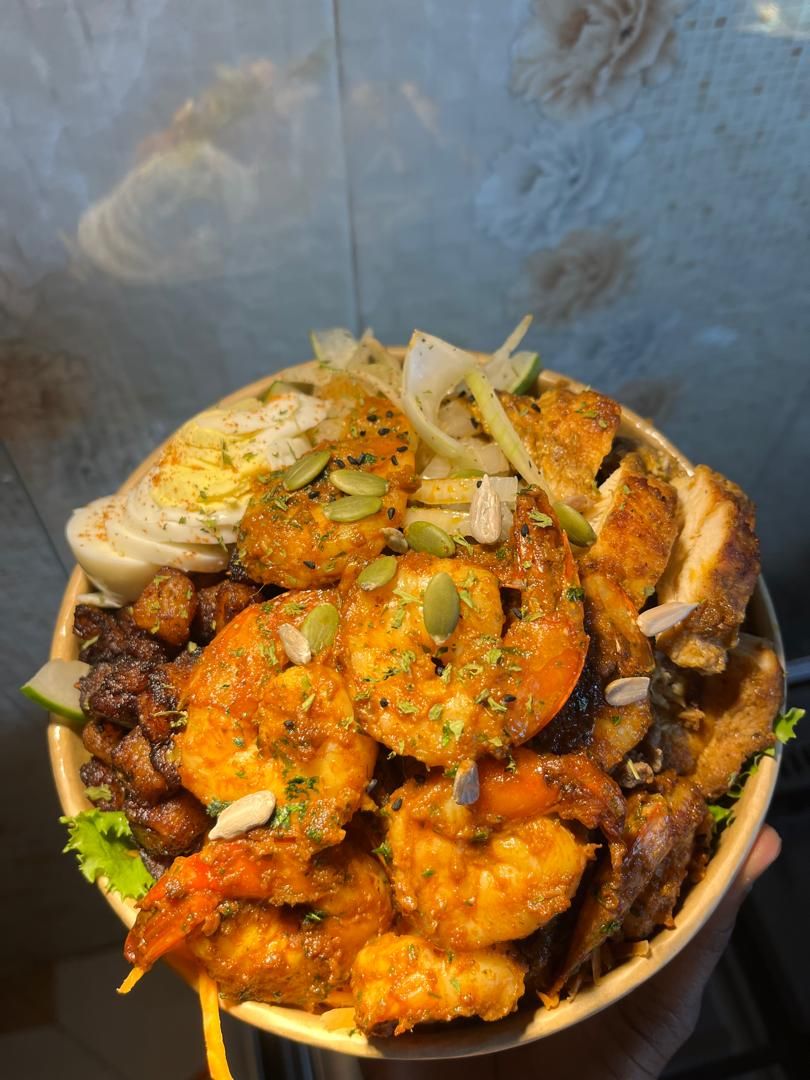 Protein packed salad with Cajun prawns_0
