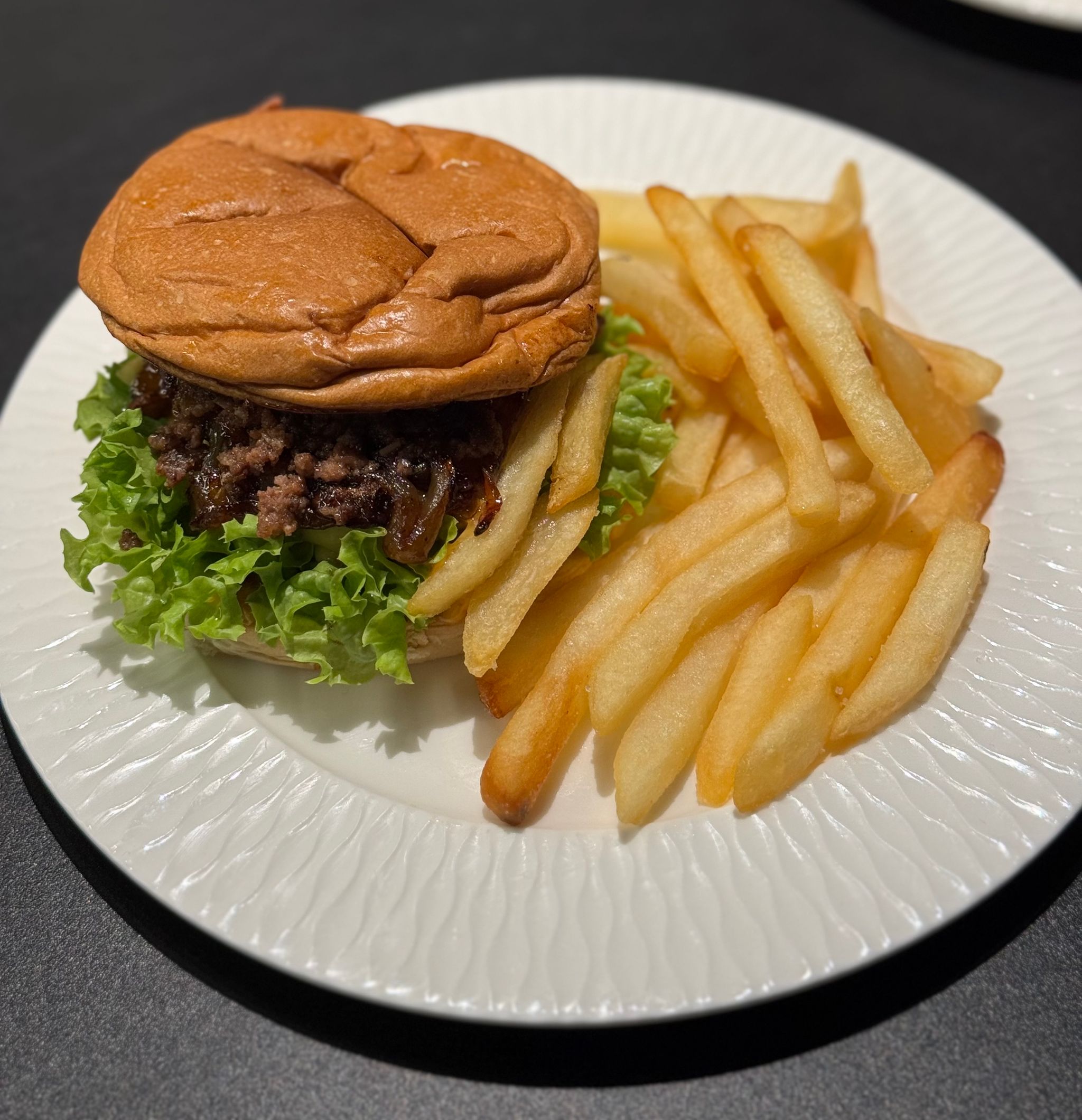 Classic Beef Burger with Fries_0