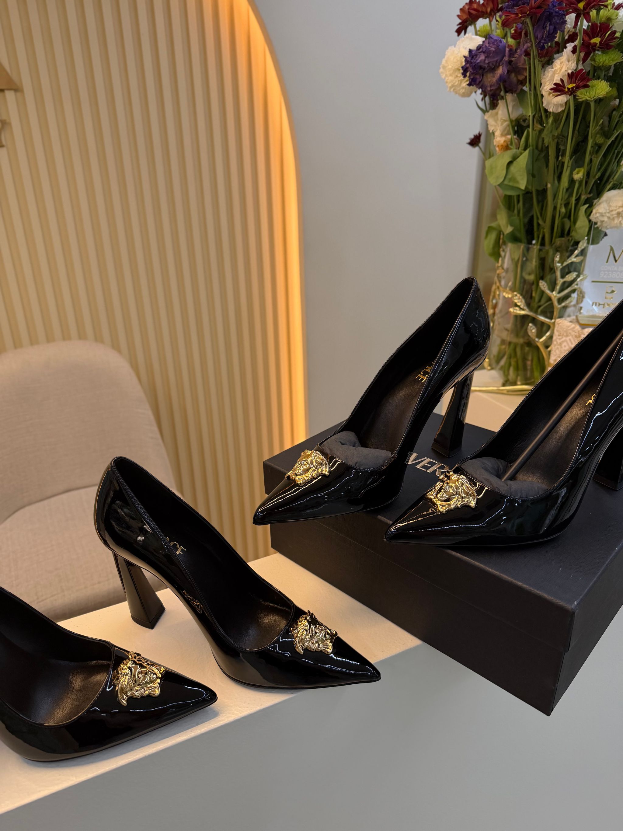Saltos la medusa Versace - pretos envernizados _2