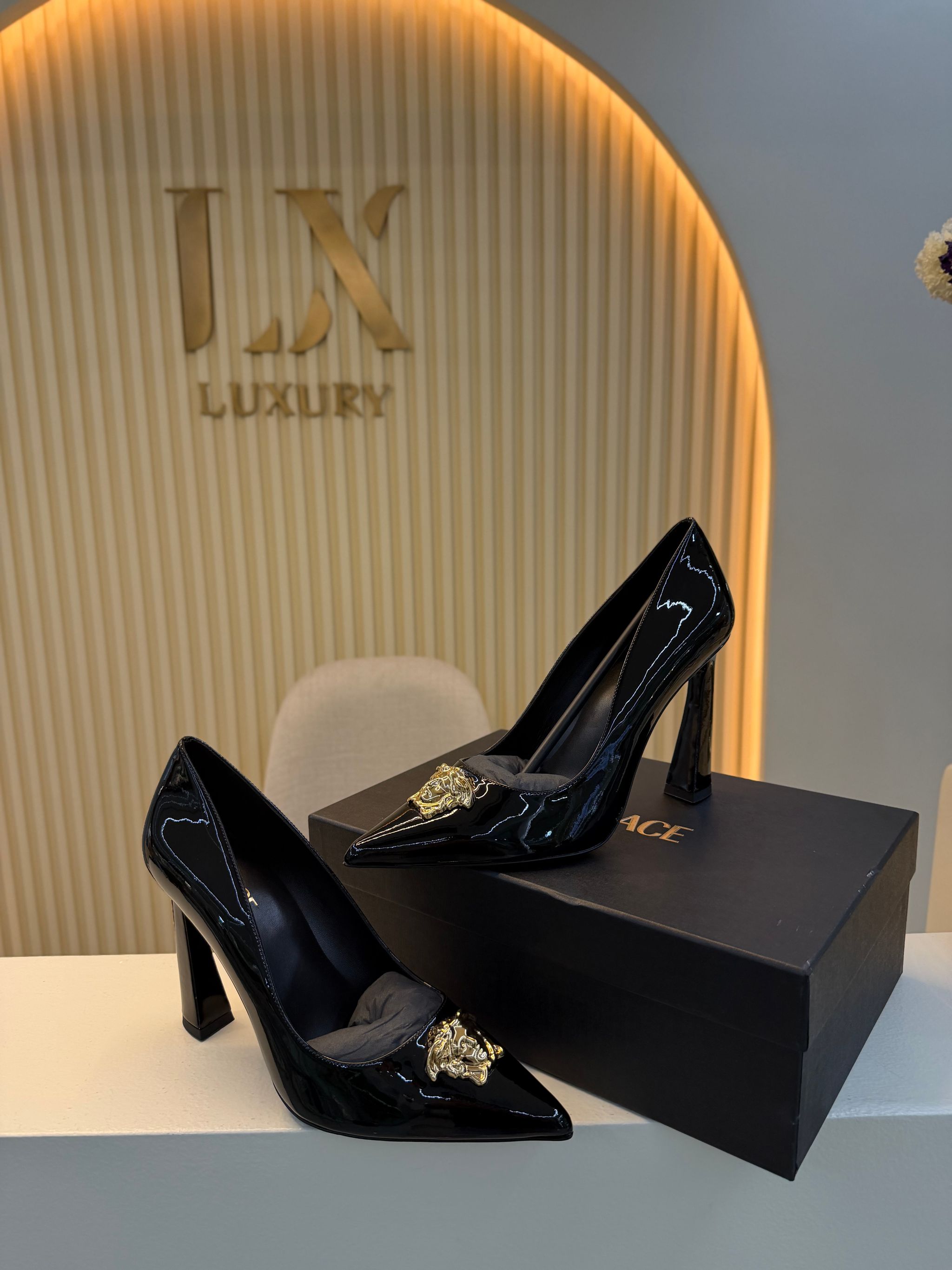 Saltos la medusa Versace - pretos envernizados _3