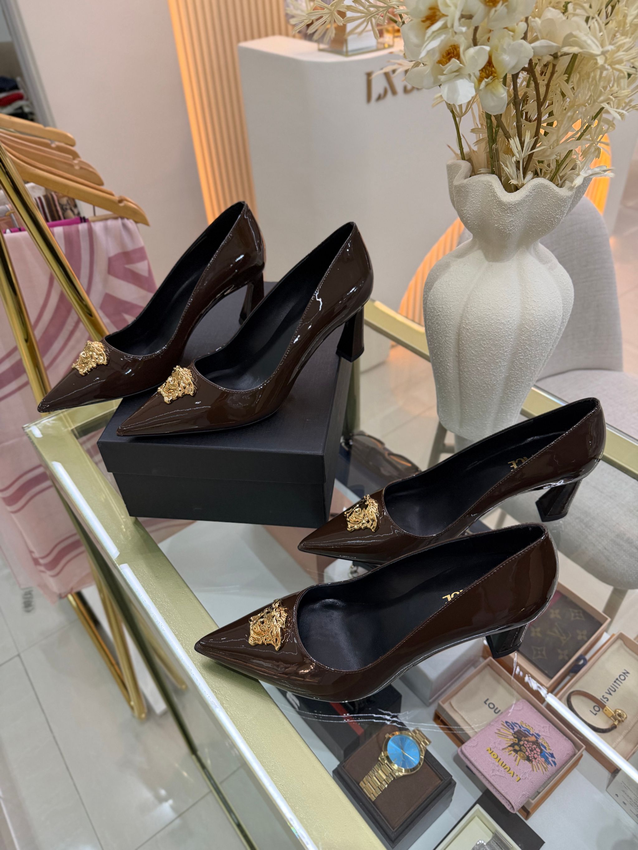 Saltos la medusa Versace - castanhos envernizados _5