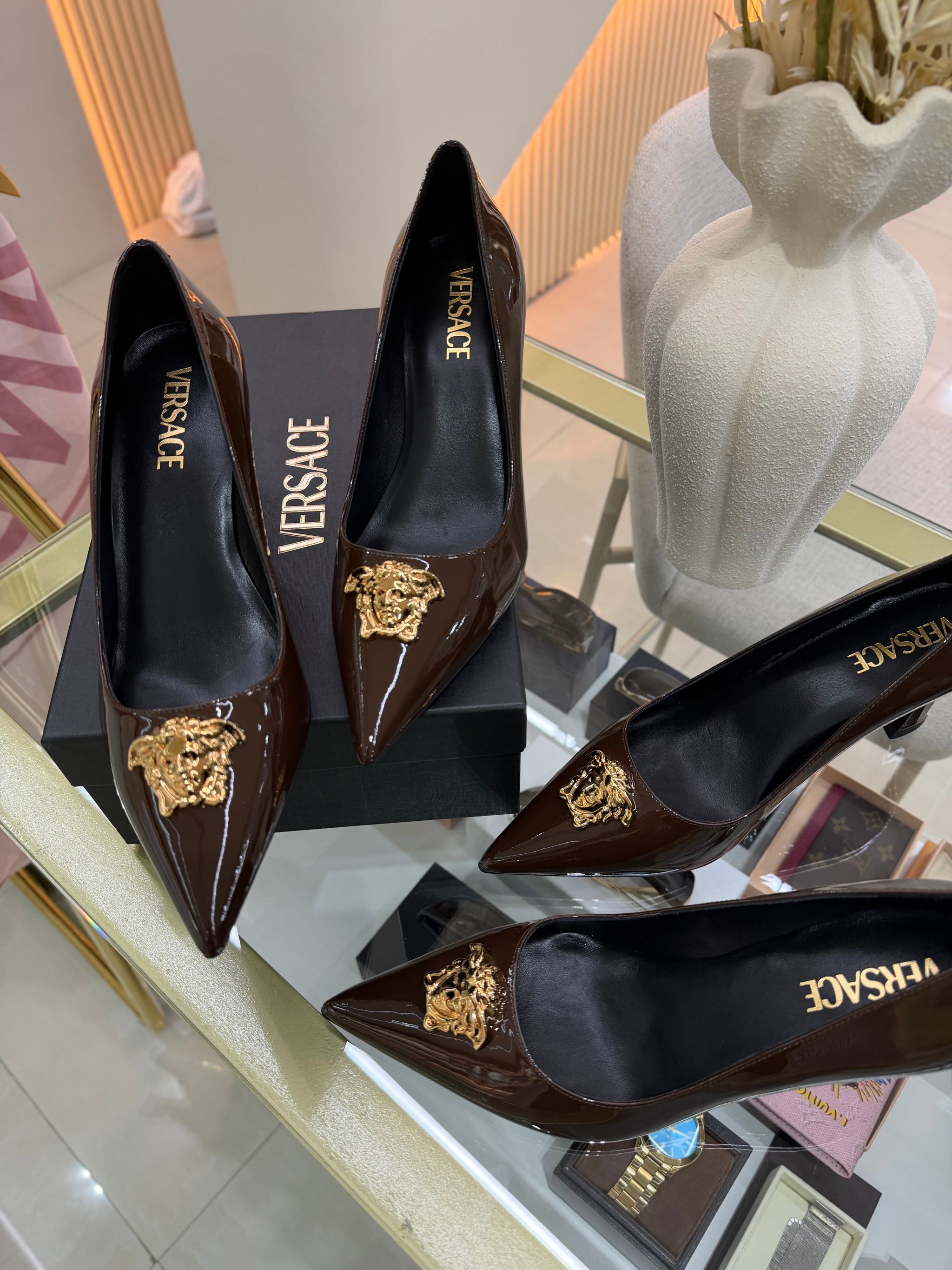 Saltos la medusa Versace - castanhos envernizados _3