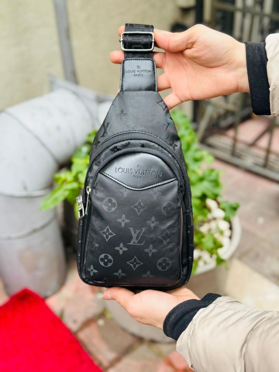 תיק פאוץ׳ לגבר – עיצוב ספורטיבי עם רצועת כתף מתכווננת_4