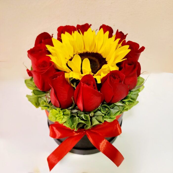 12 Rosas en Caja Rosas y Girasol 1 pz_0