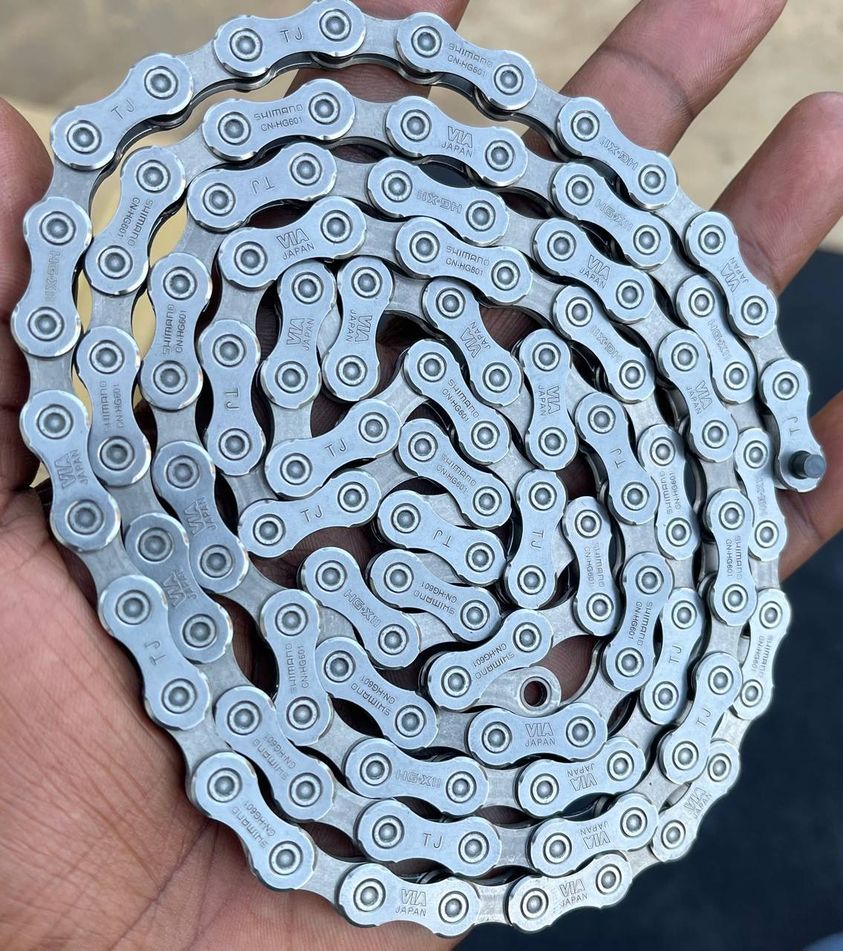 SHIMANO HG601-11 (11-Speed SIL-TEC Chain)_1