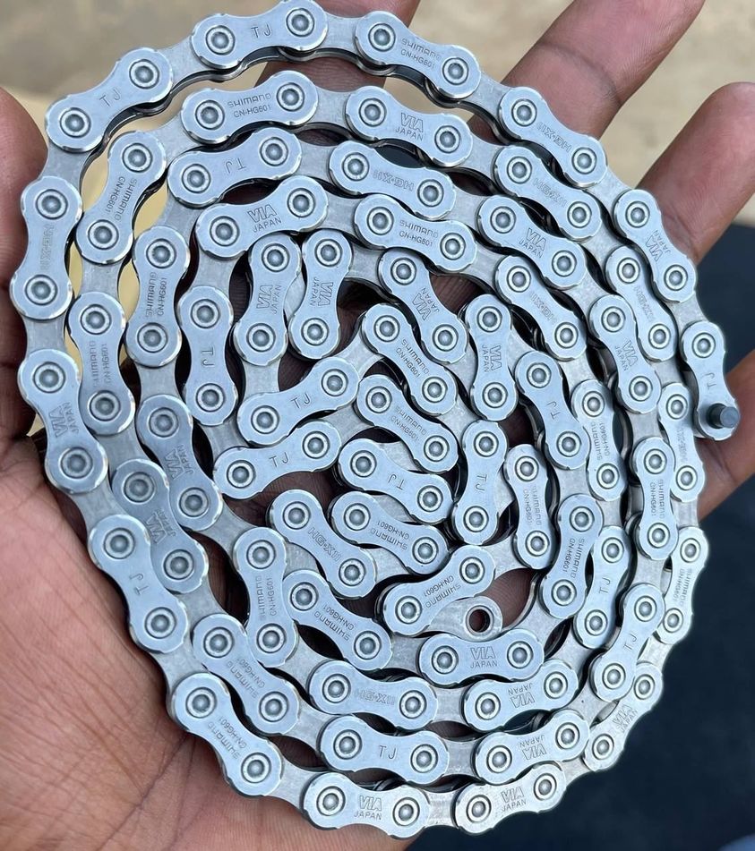 SHIMANO HG601-11 (11-Speed SIL-TEC Chain)_0