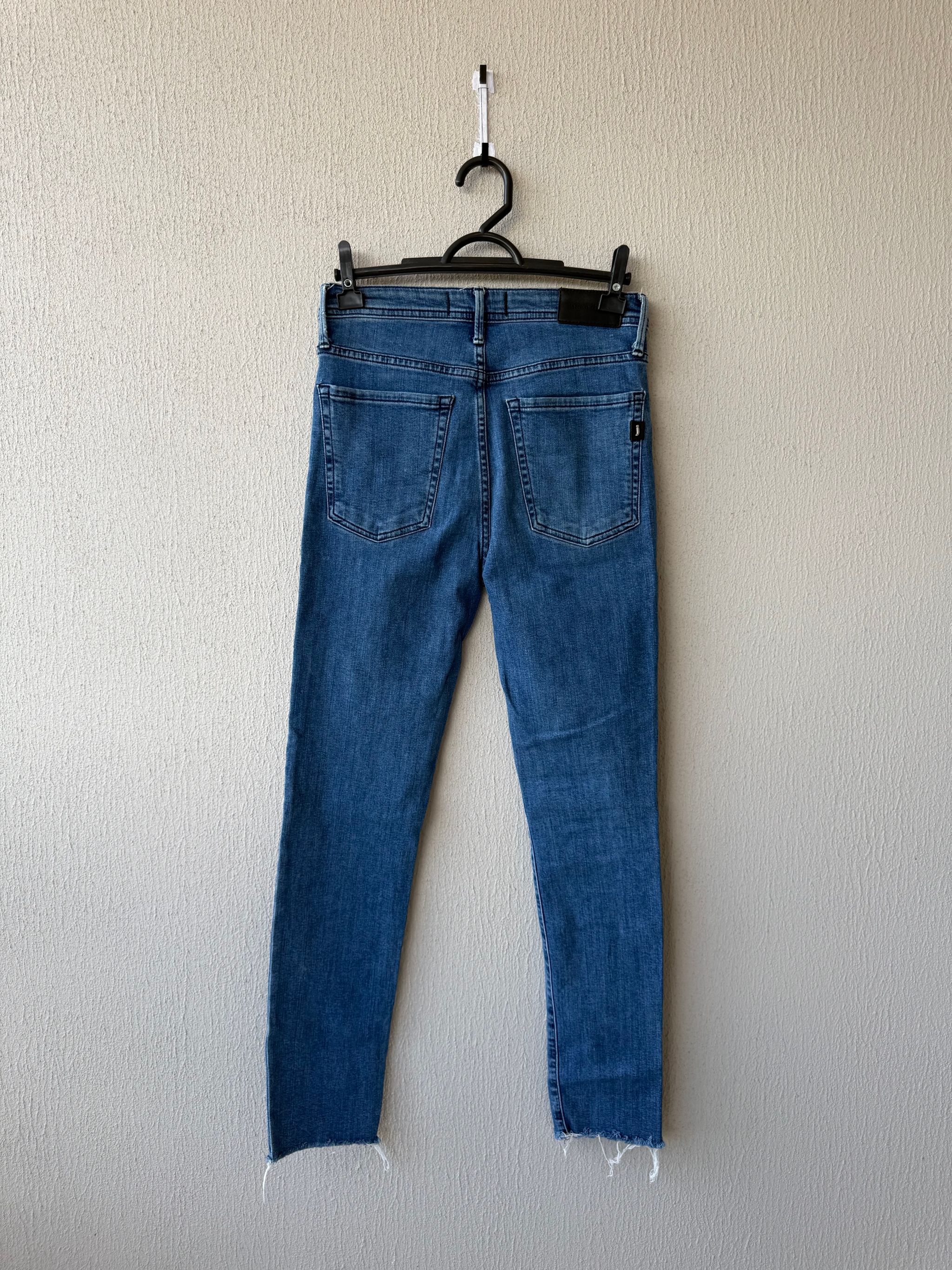 Jean Jazmín Chebar - Modelo Skinny con Ruedo Deshilachado_1