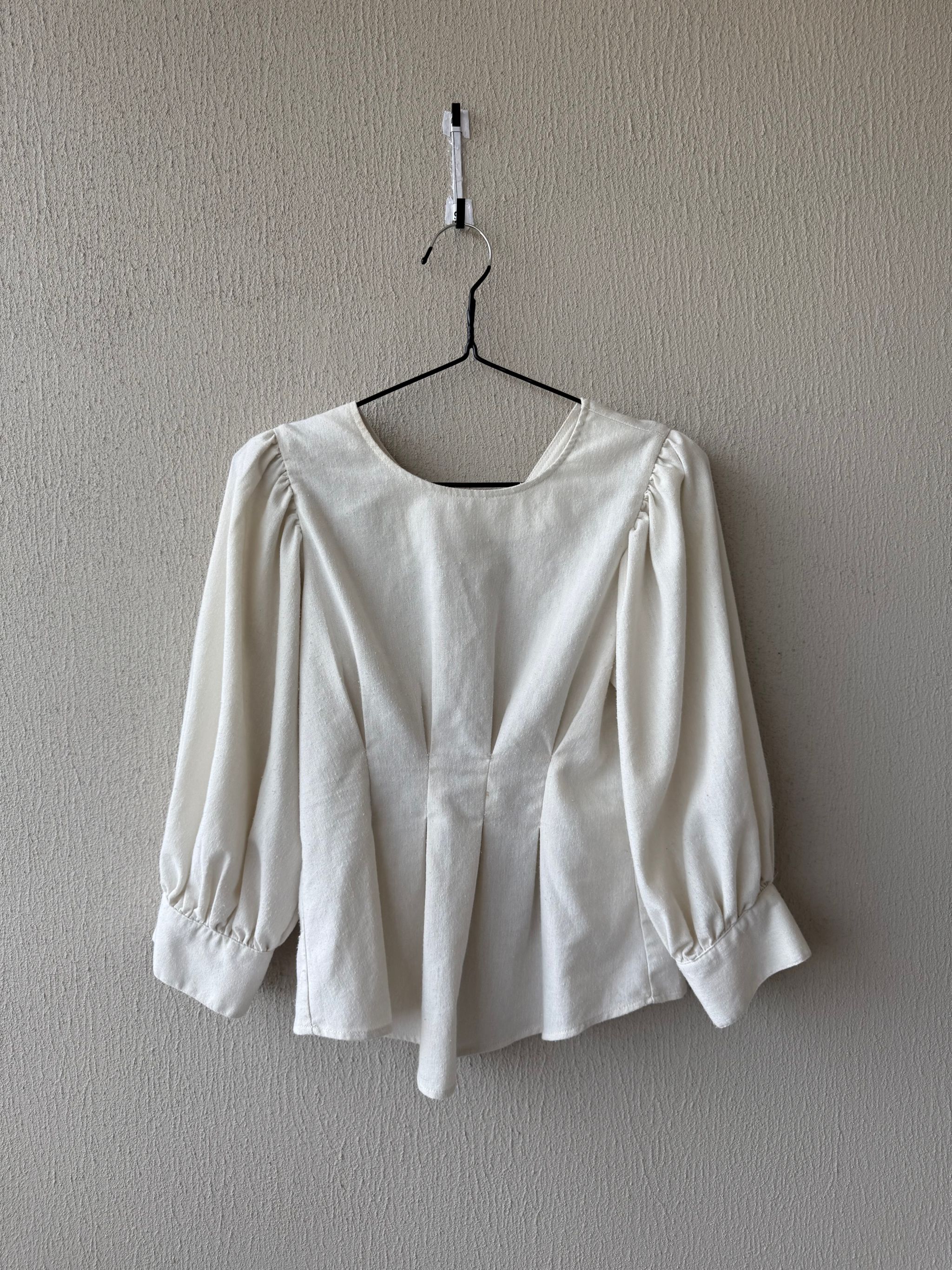Blusa Plisada con Espalda Abierta - Color Crema_0