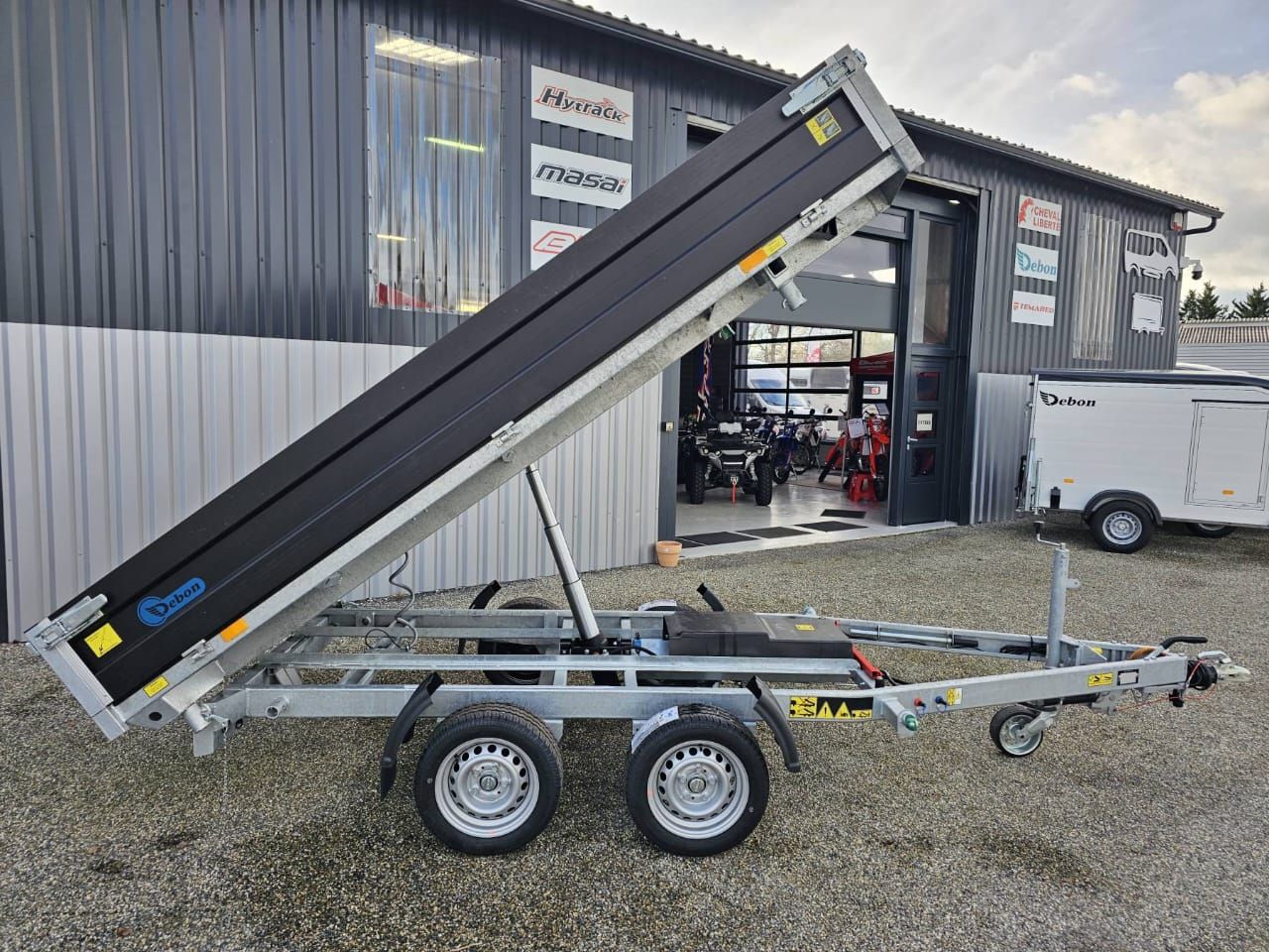Remolque volquete Debon Tribenne PW3.3 – Bomba eléctrica (Black Edition)_4