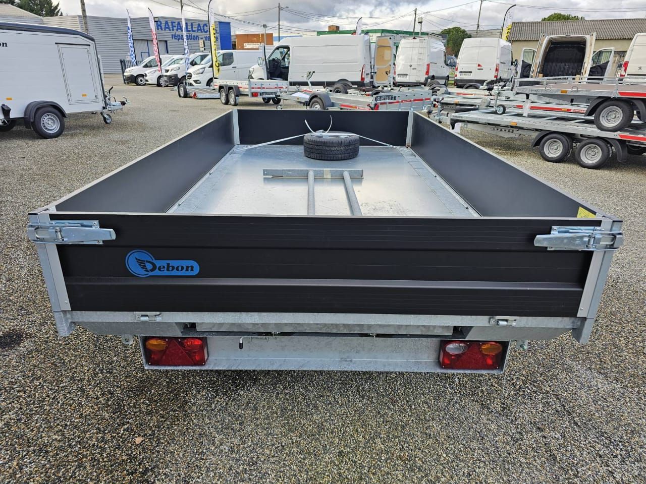 Remolque volquete Debon Tribenne PW3.3 – Bomba eléctrica (Black Edition)_3