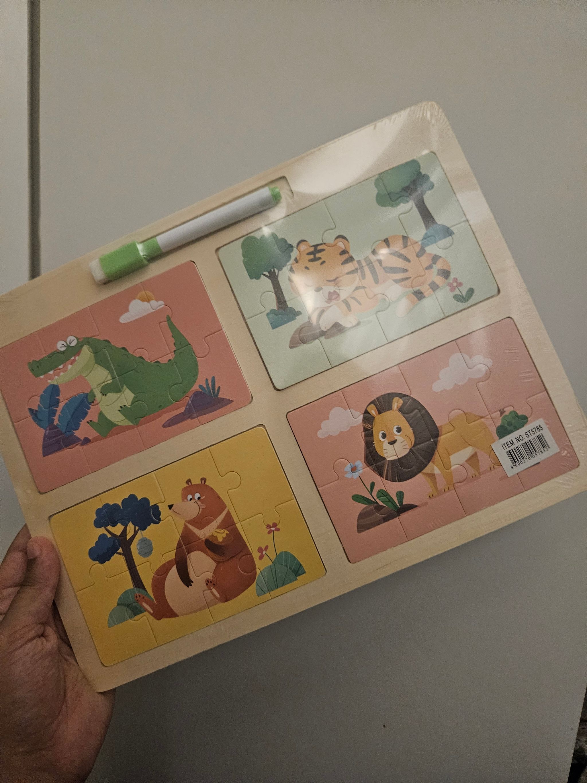 Puzzle board - 4 x 8pc animals + whiteboard at the back_0