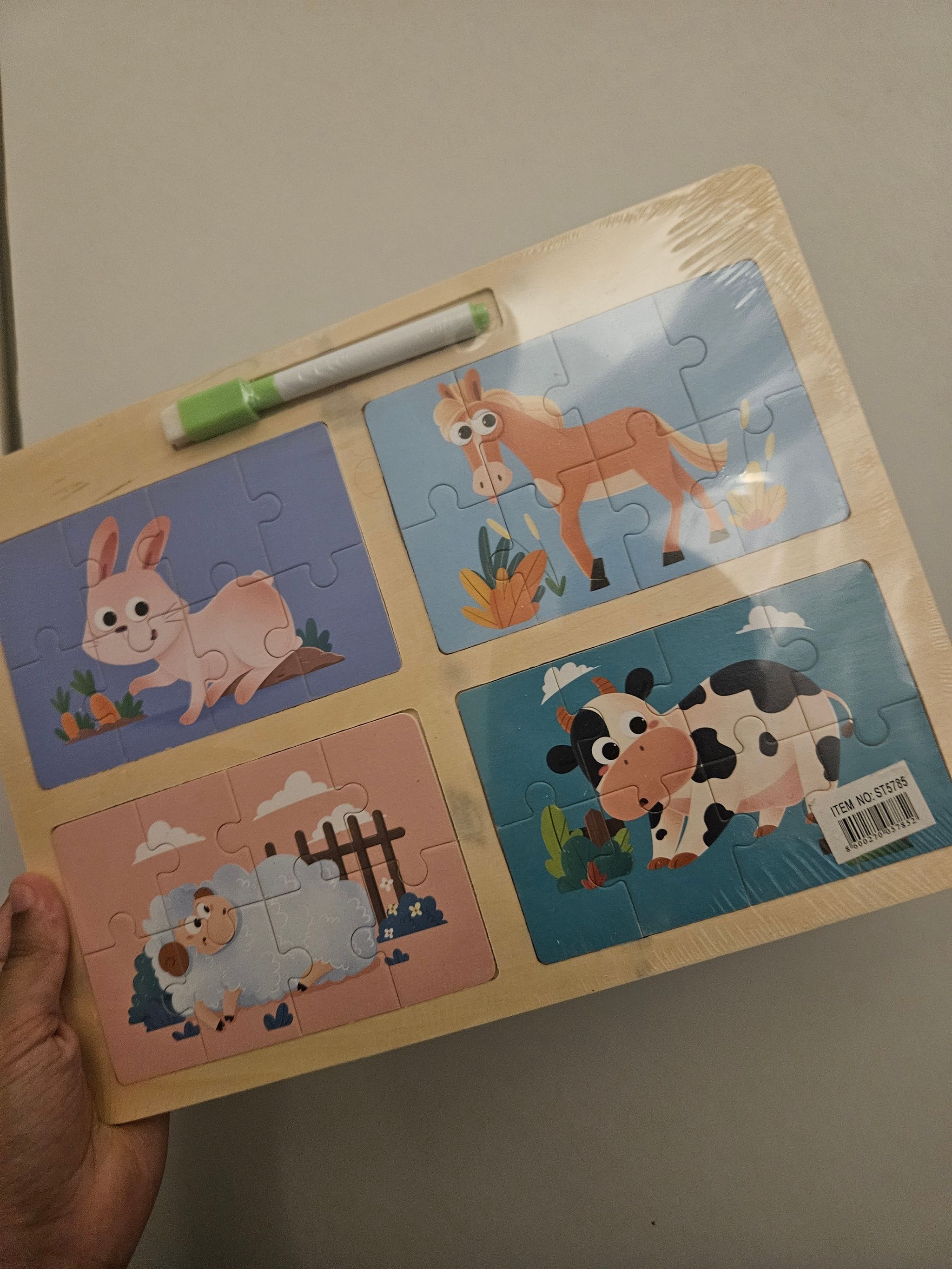 Puzzle board - 4 x 8pc farm + whiteboard at the back_0