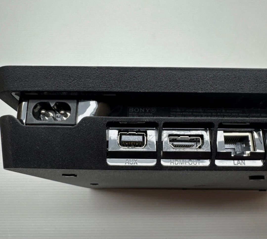 Playstation 4 Slim_2